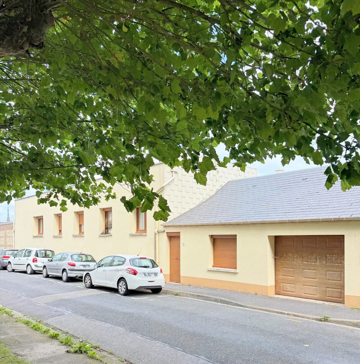 Maison à vendre à Fécamp avec garage et grande pièce de vie, proche du centre-ville