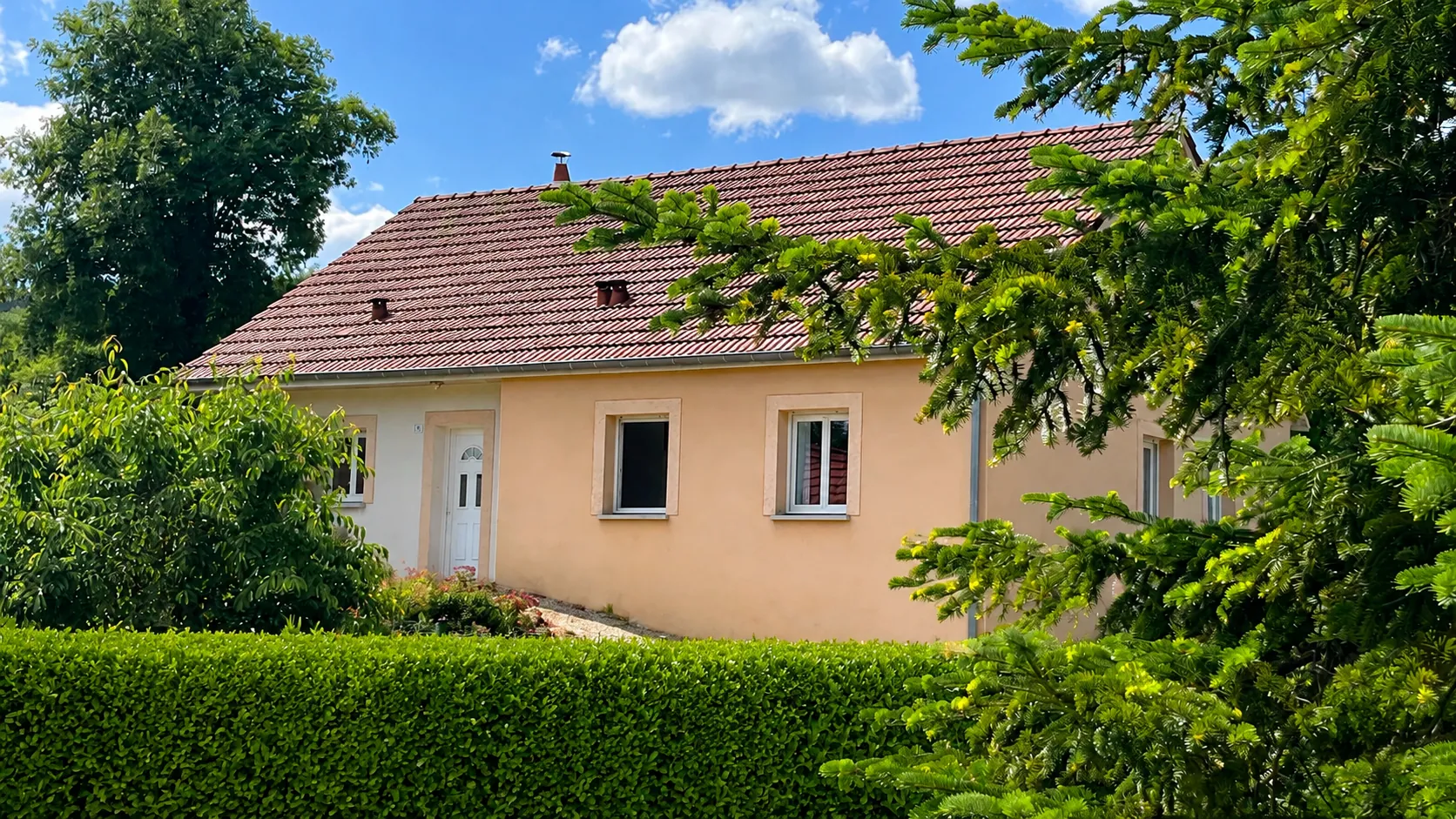 Maison familiale avec studio indépendant à Vittel - 176 m², jardin, garage double