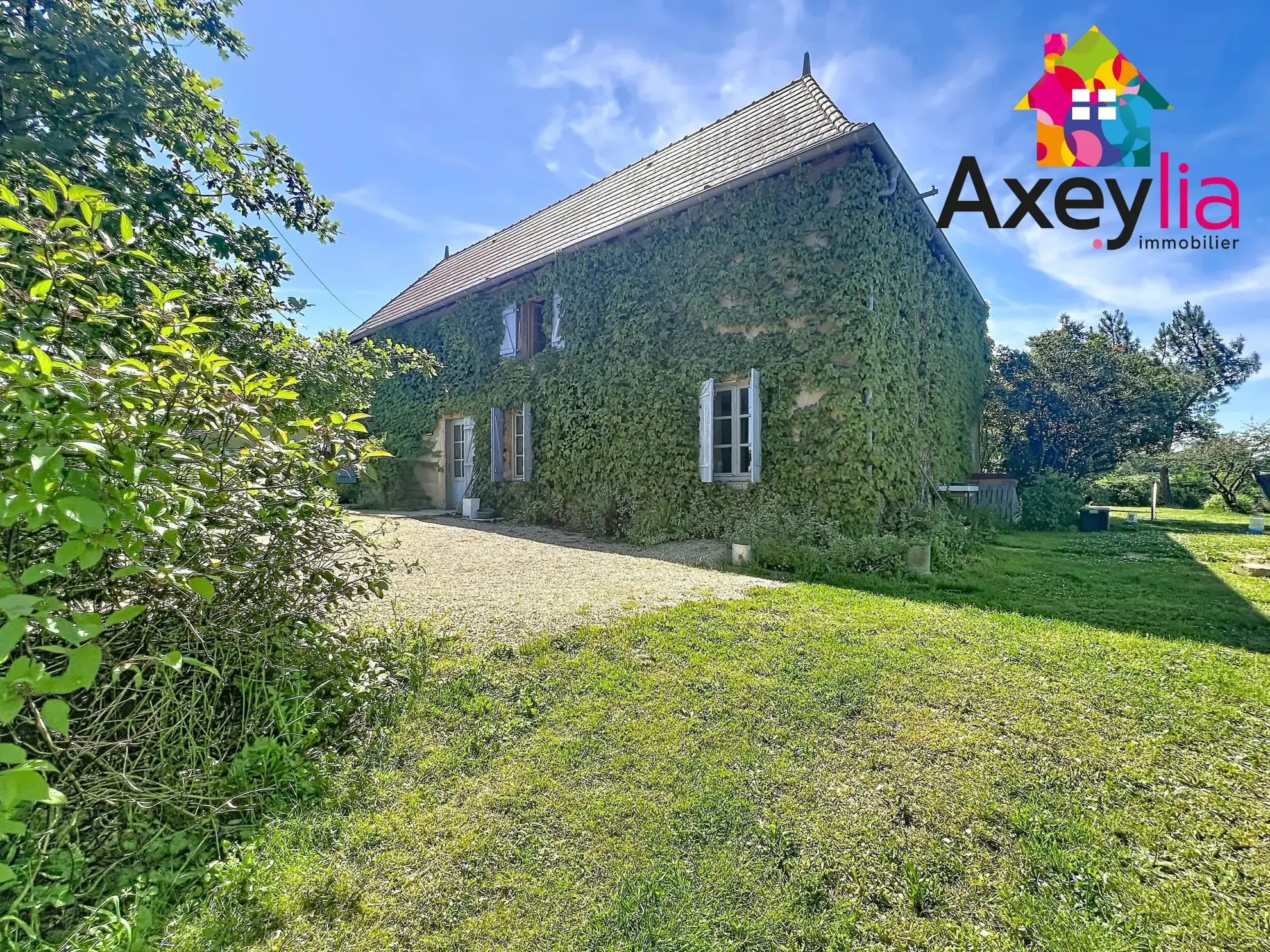 Corps de ferme à vendre à Neuilly-en-Donjon avec grand terrain et potentiel