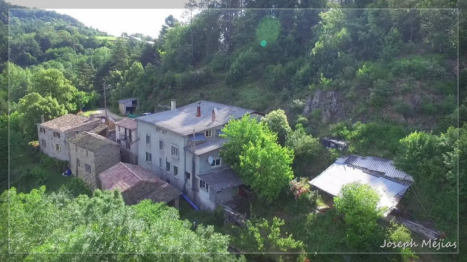 Magnifique propriété avec trois logements, entrepôt et grand terrain près de la vallée du Rhône