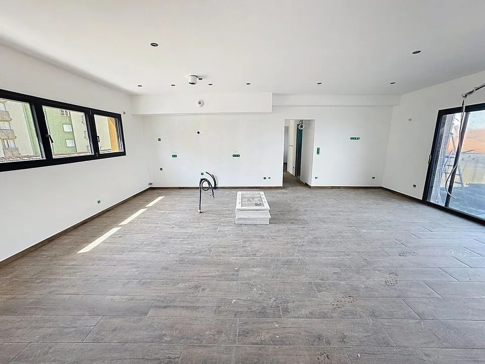 Appartement T5 de 102,77 m² avec terrasse et parking à Saint-Étienne 