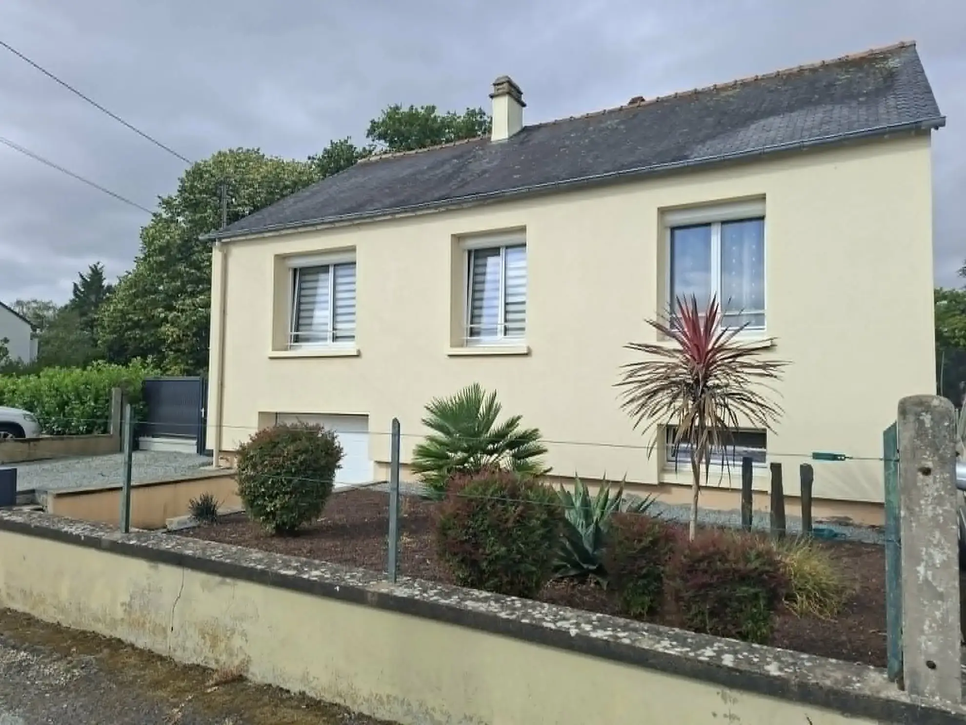 Maison rénovée avec sous-sol et terrain clos à Mauron, 2 chambres