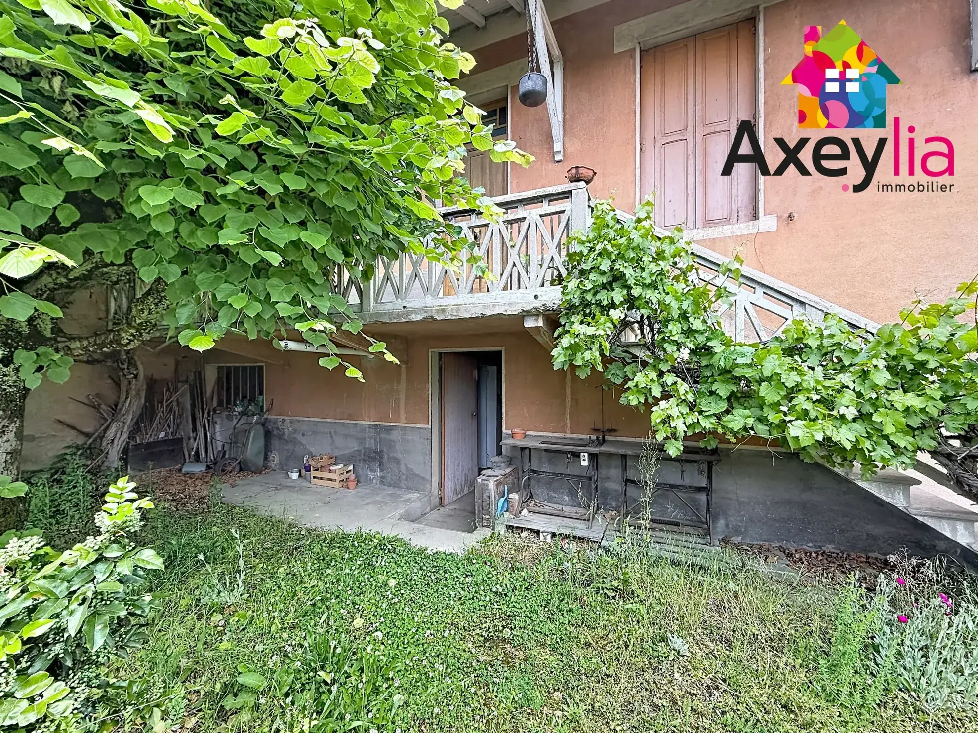 Maison ancienne à Roanne avec sous-sol, terrain de 563 m² et charme d'époque à vendre