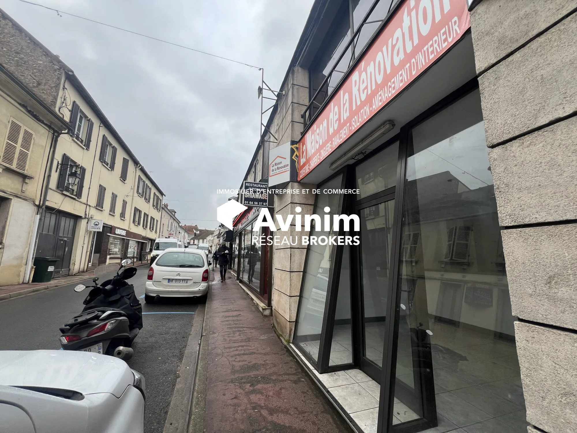 Local commercial de 28 m² en centre-ville de Saint-Chéron avec vitrine lumineuse