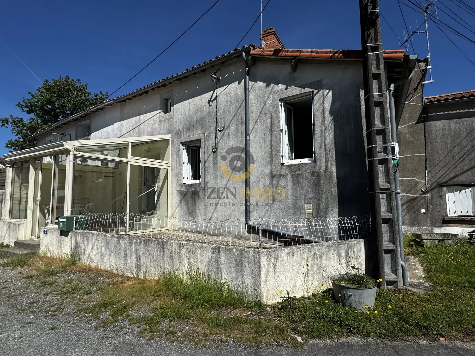 Maison en pierre à Secondigny avec cave et garage, proche commodités