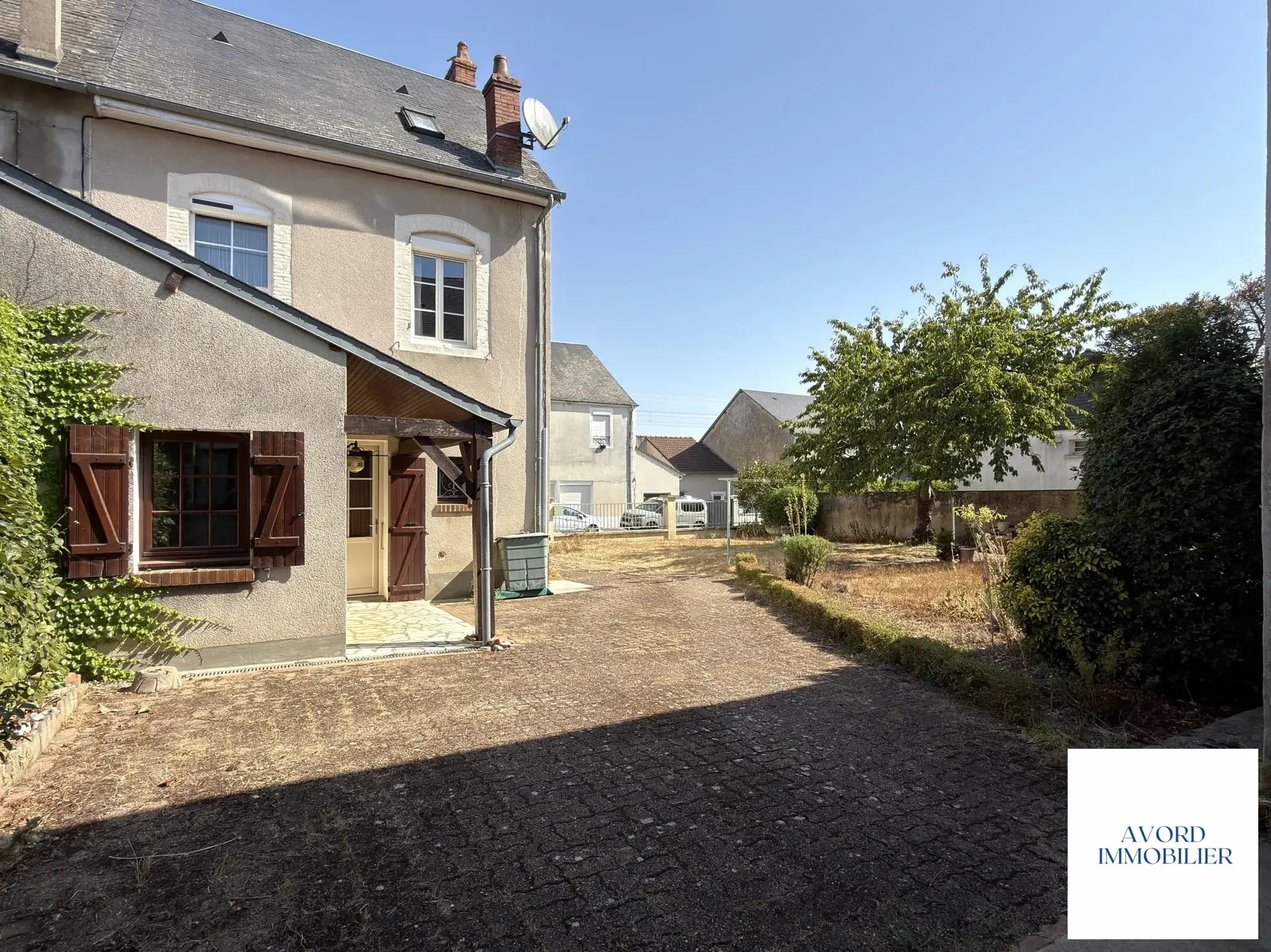 Maison en pierre à vendre à Avord - 109 m² avec garage et cour