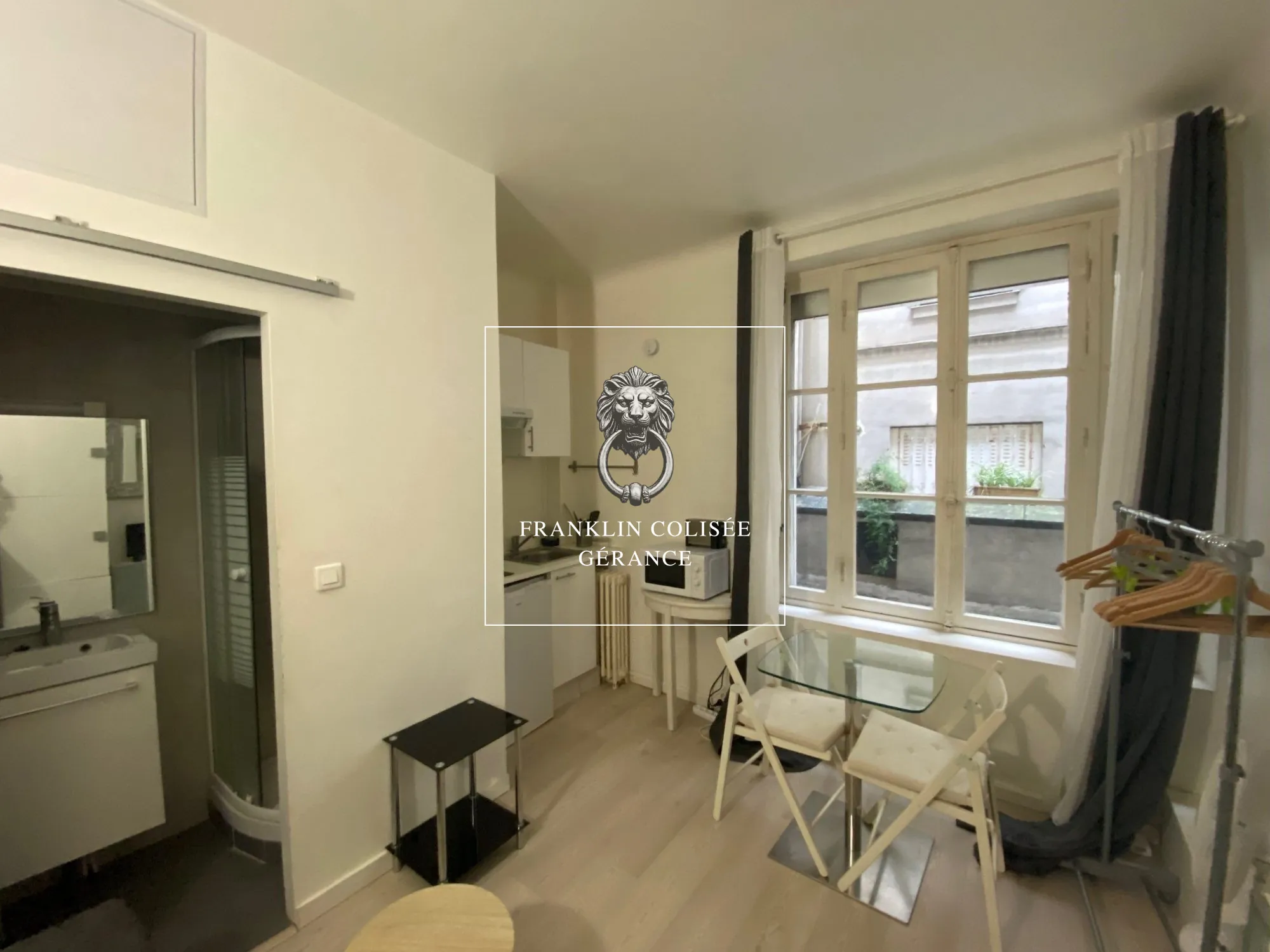 Studio à vendre dans le 9ème arrondissement de Paris avec ascenseur et proximité commerces