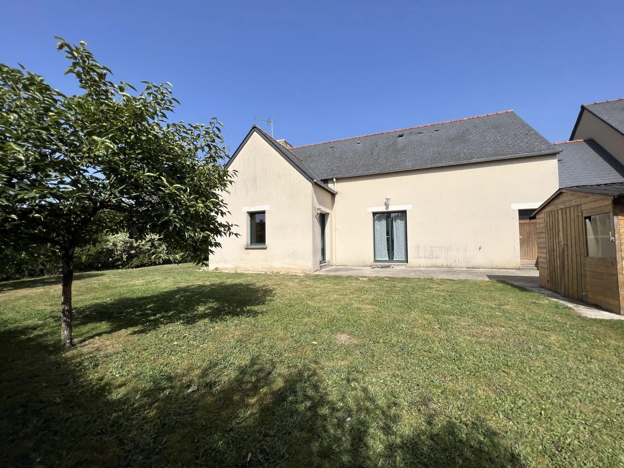 Maison de plain-pied à vendre à Louvigne-de-Bais avec garage et terrasse