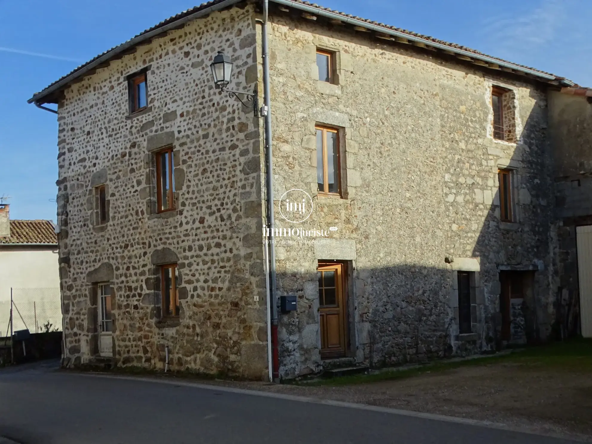 Maison en pierre à rénover à Brigueuil, centre bourg, 2 niveaux, 4 chambres possibles