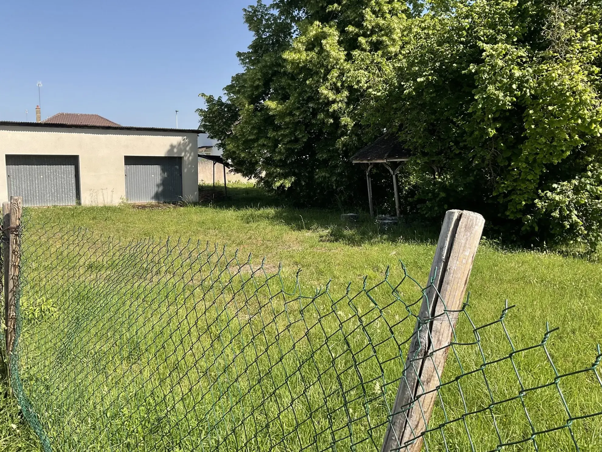 Terrain à bâtir de 700 m² avec garage à La Chapelle-Saint-Luc, secteur calme