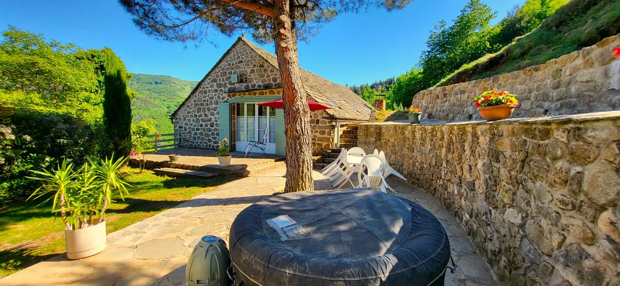 Belle maison de charme en Ardèche avec deux hébergements et grand terrain
