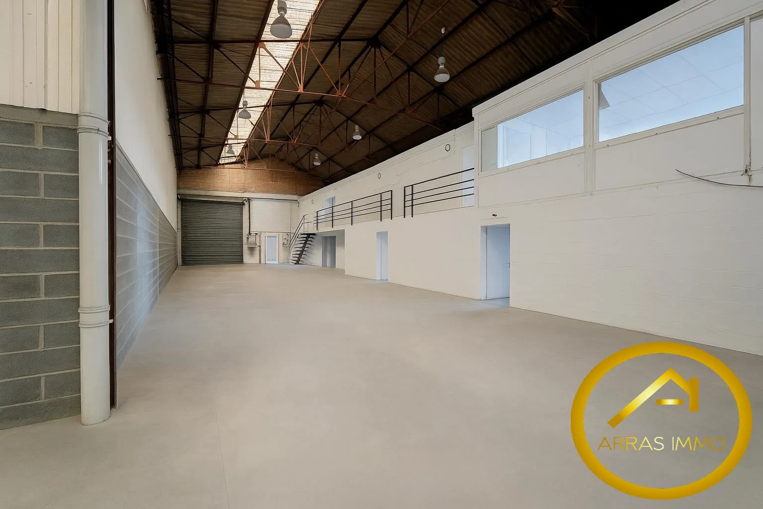 Entrepôt de 311m² avec bureaux à vendre à Arras - Opportunité commerciale