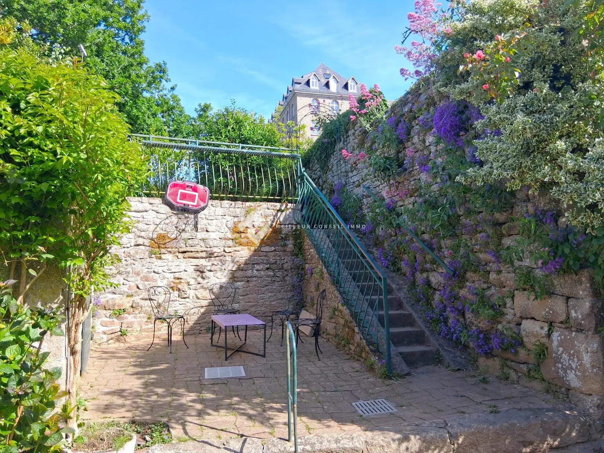 Maison de ville avec jardin et garage à Quintin, centre-ville
