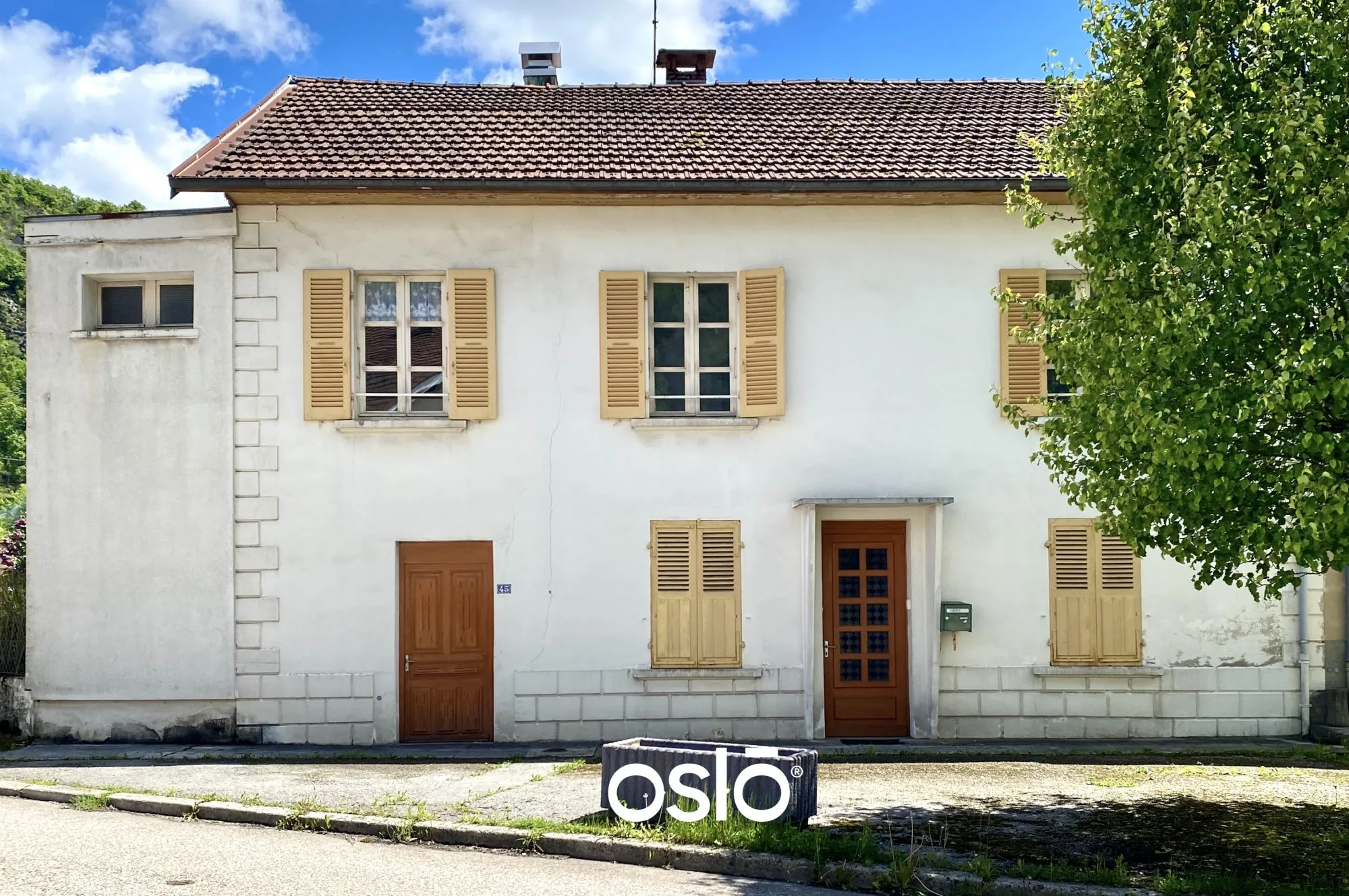 Maison de ville avec 6 garages, jardin et balcon à Moirans-en-Montagne