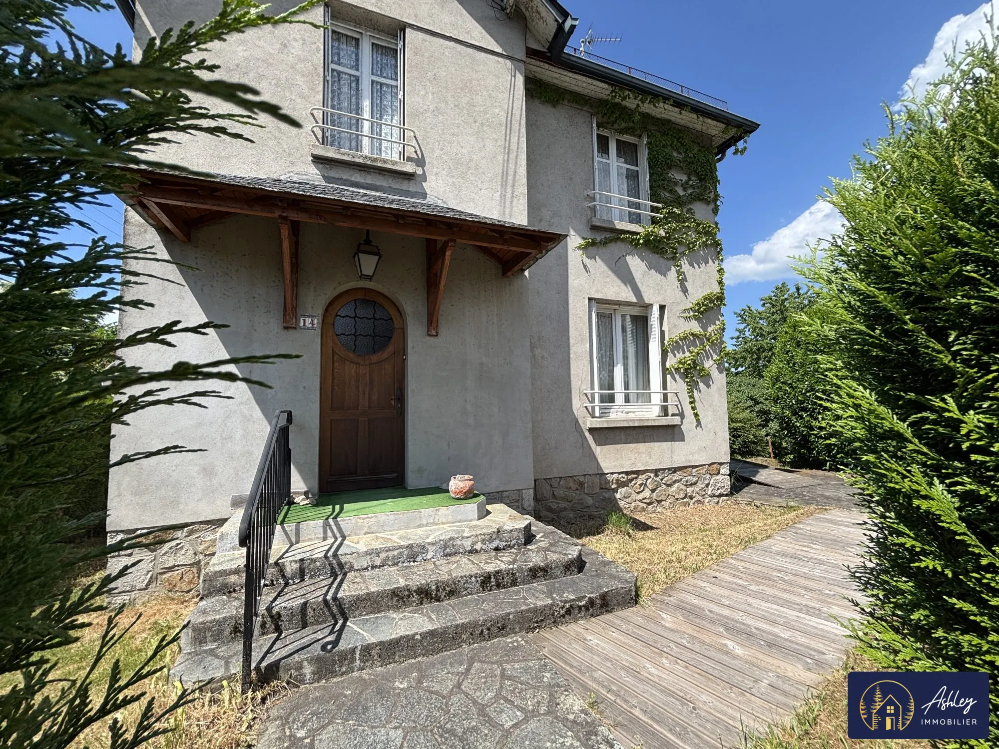 Maison 8 pièces RIOM-ES-MONTAGNES (Cantal) Maison familiale à Riom-ès-Montagnes avec jardin et potentiel d’aménagement
