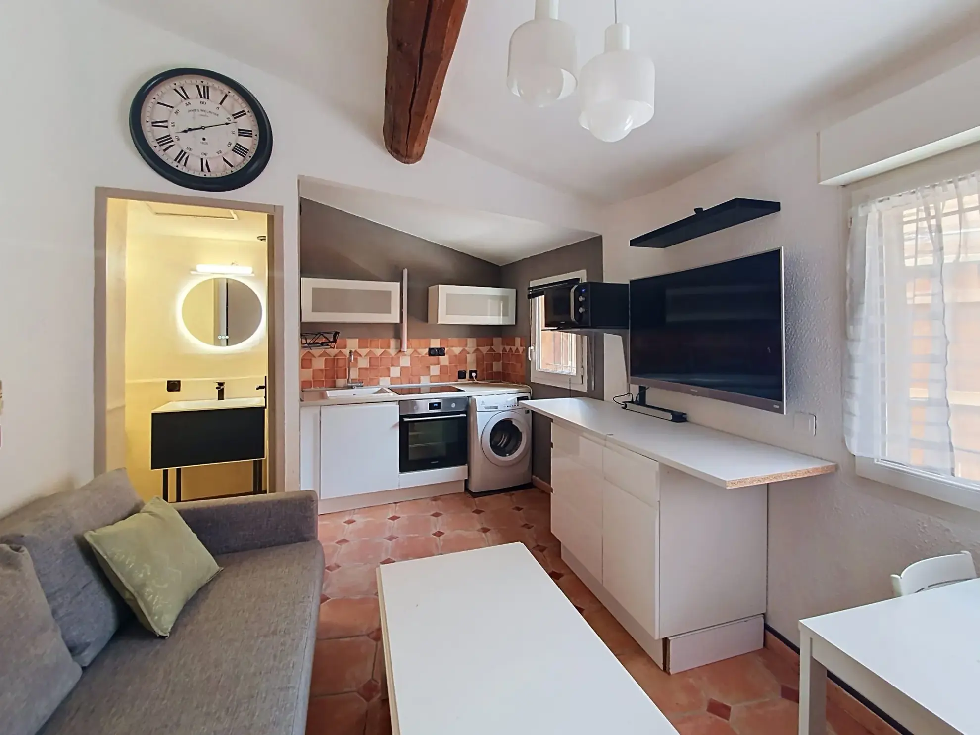 Studio à vendre au Centre-ville du Pontet - 19 m², terrasse 15 m², rénové, meublé, parfait pour investissement