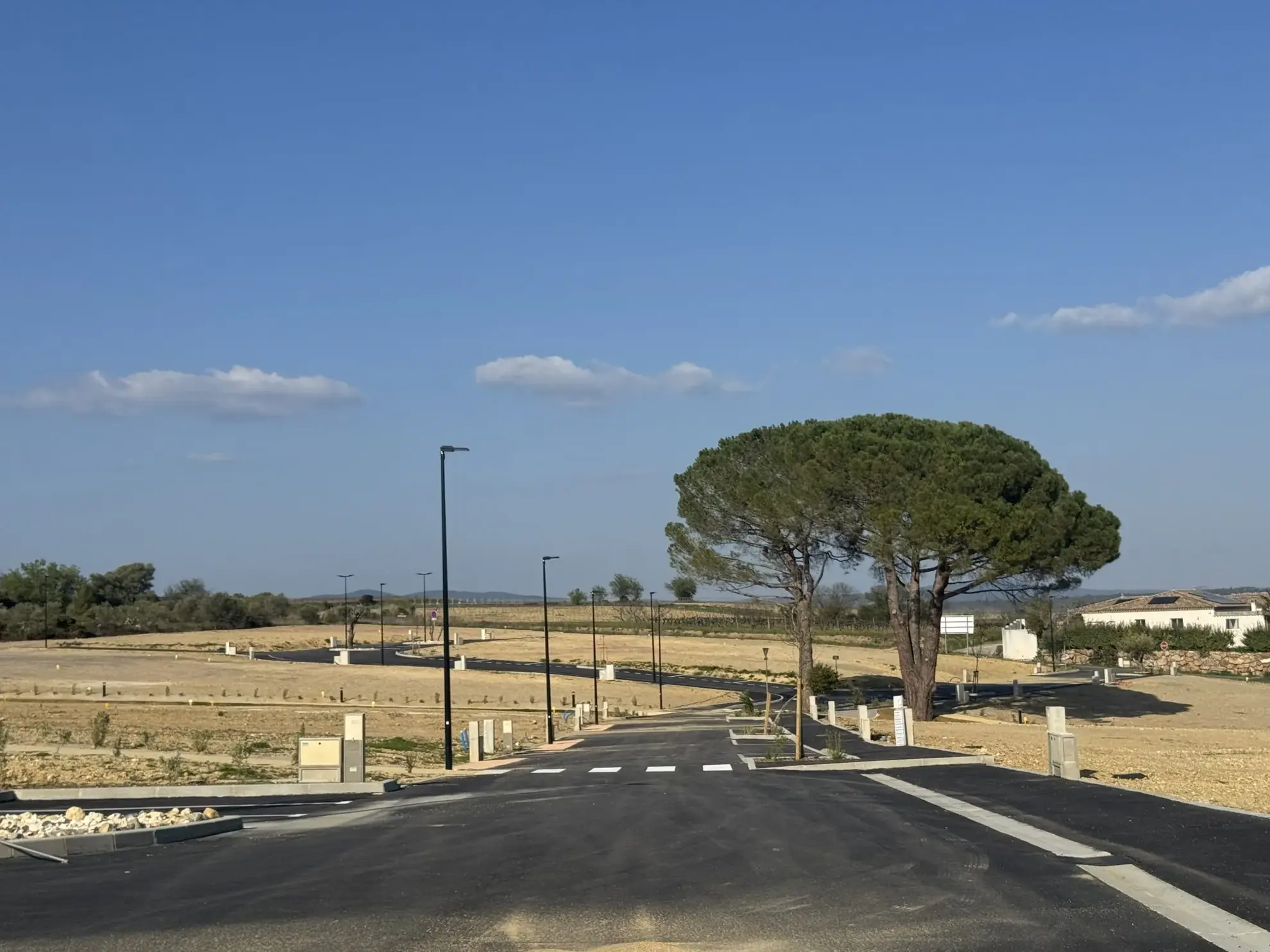Terrain constructible de 450 m² à Autignac, viabilisé et prêt à construire