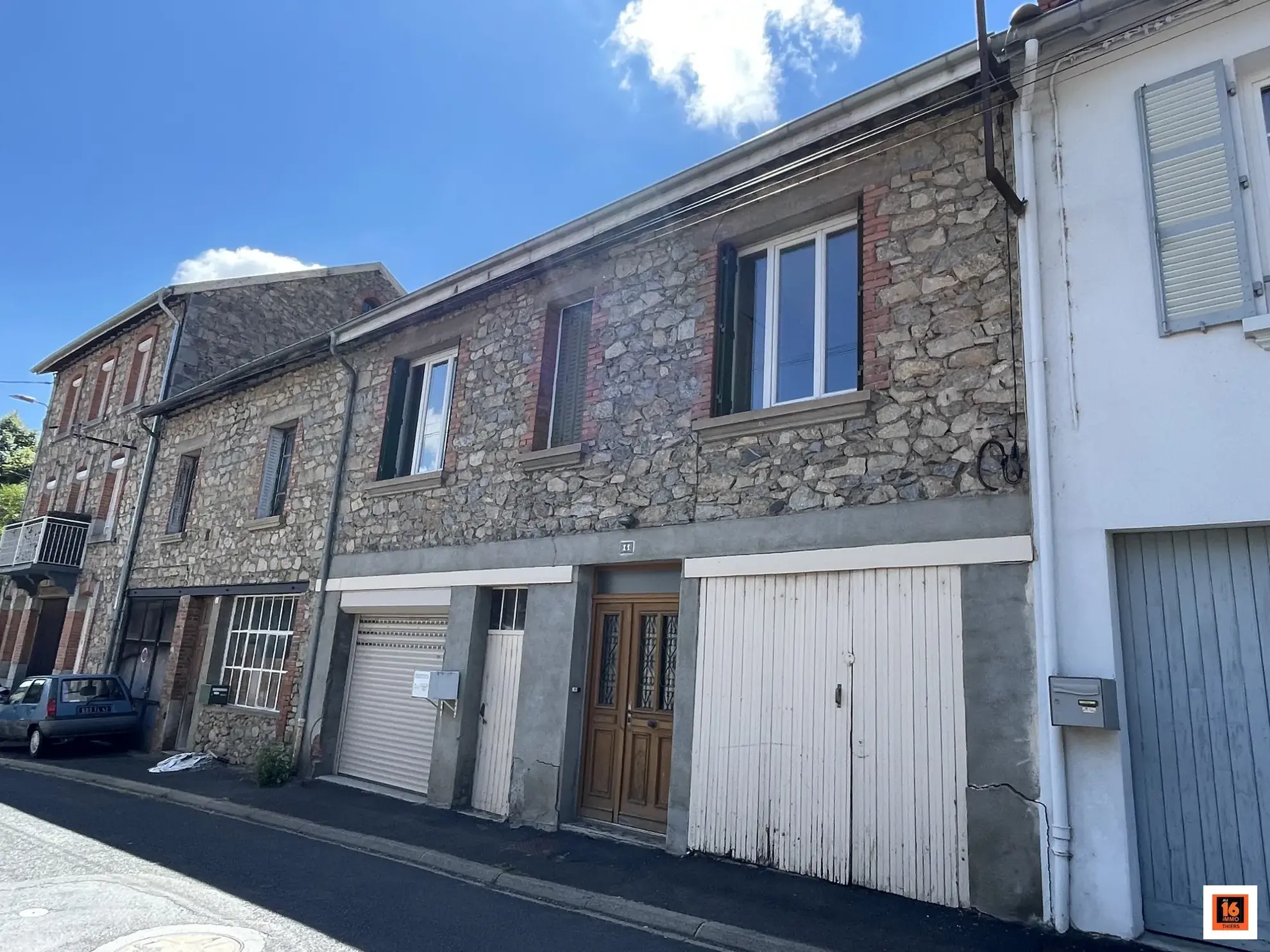 Maison charmante avec jardin et garages à La Monnerie-le-Montel