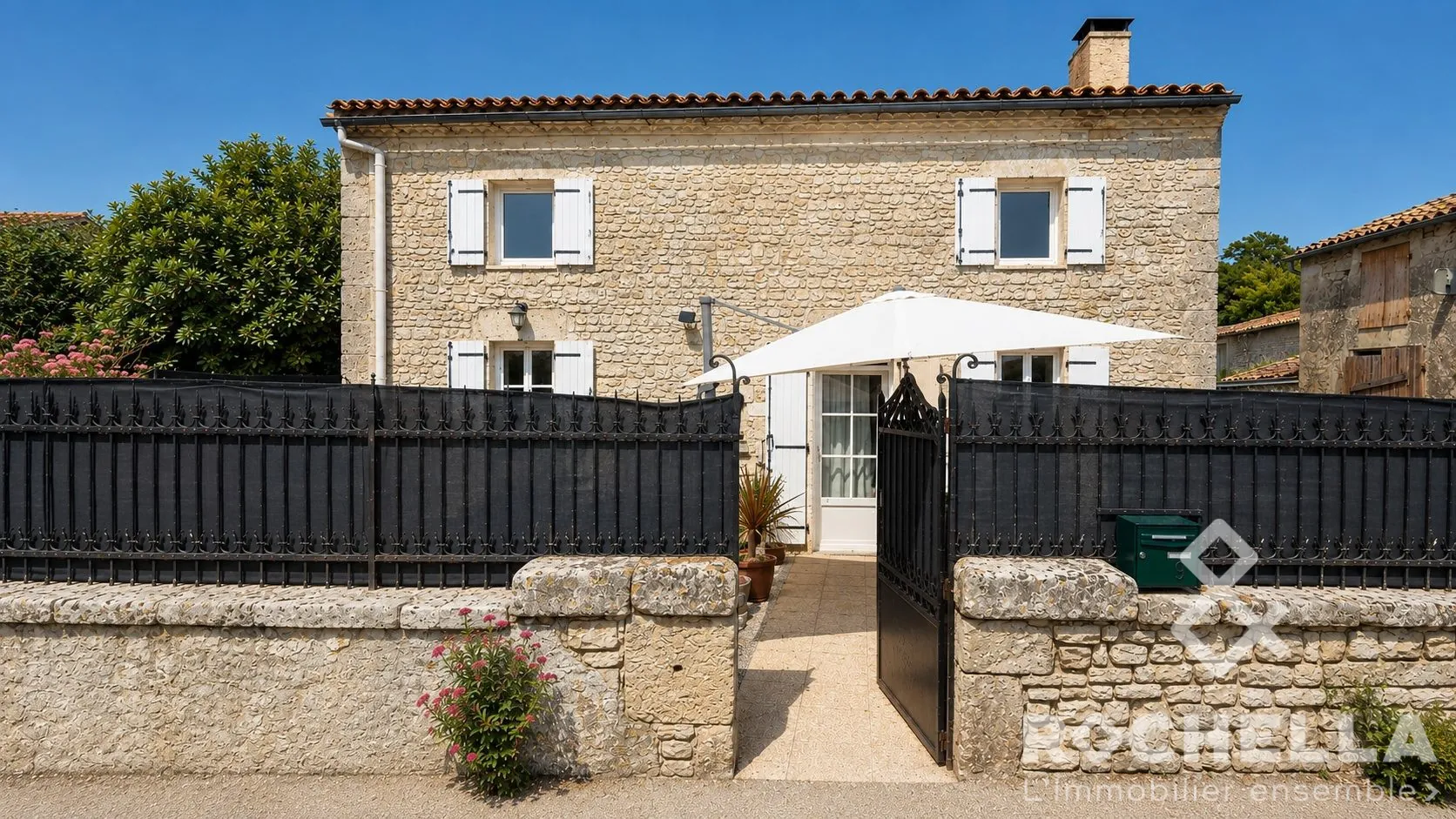 Maison en pierre rénovée avec 3 chambres et terrain à La Villedieu
