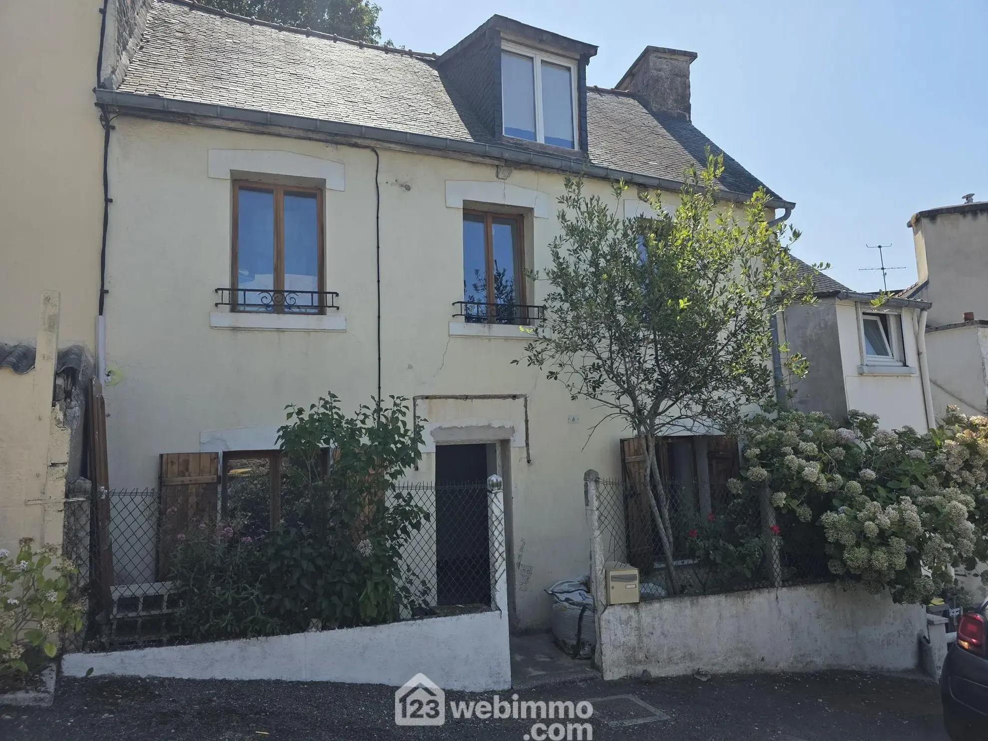 Maison rurale mitoyenne avec terrasse et fort potentiel à Pontrieux