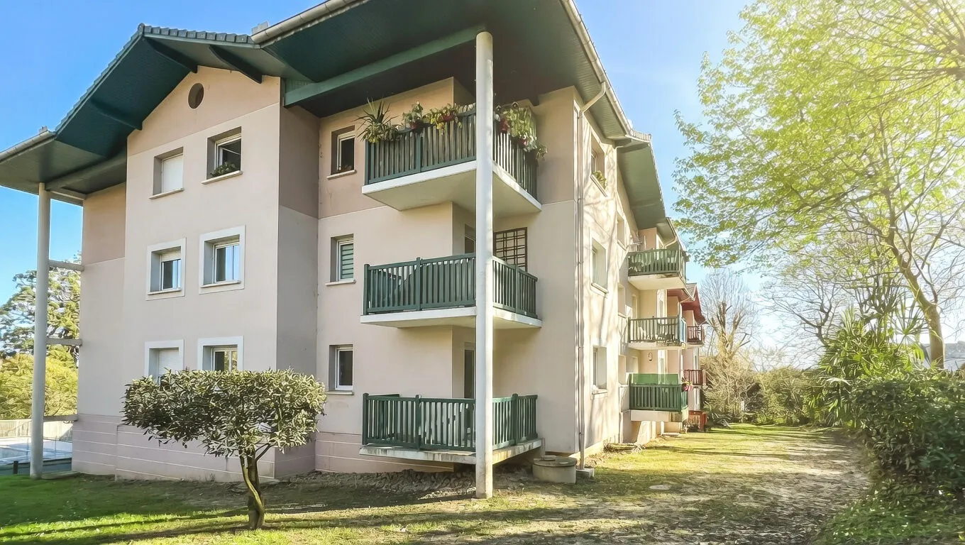 T3 lumineux à Bayonne avec terrasse, piscine et double parking à proximité du centre-ville