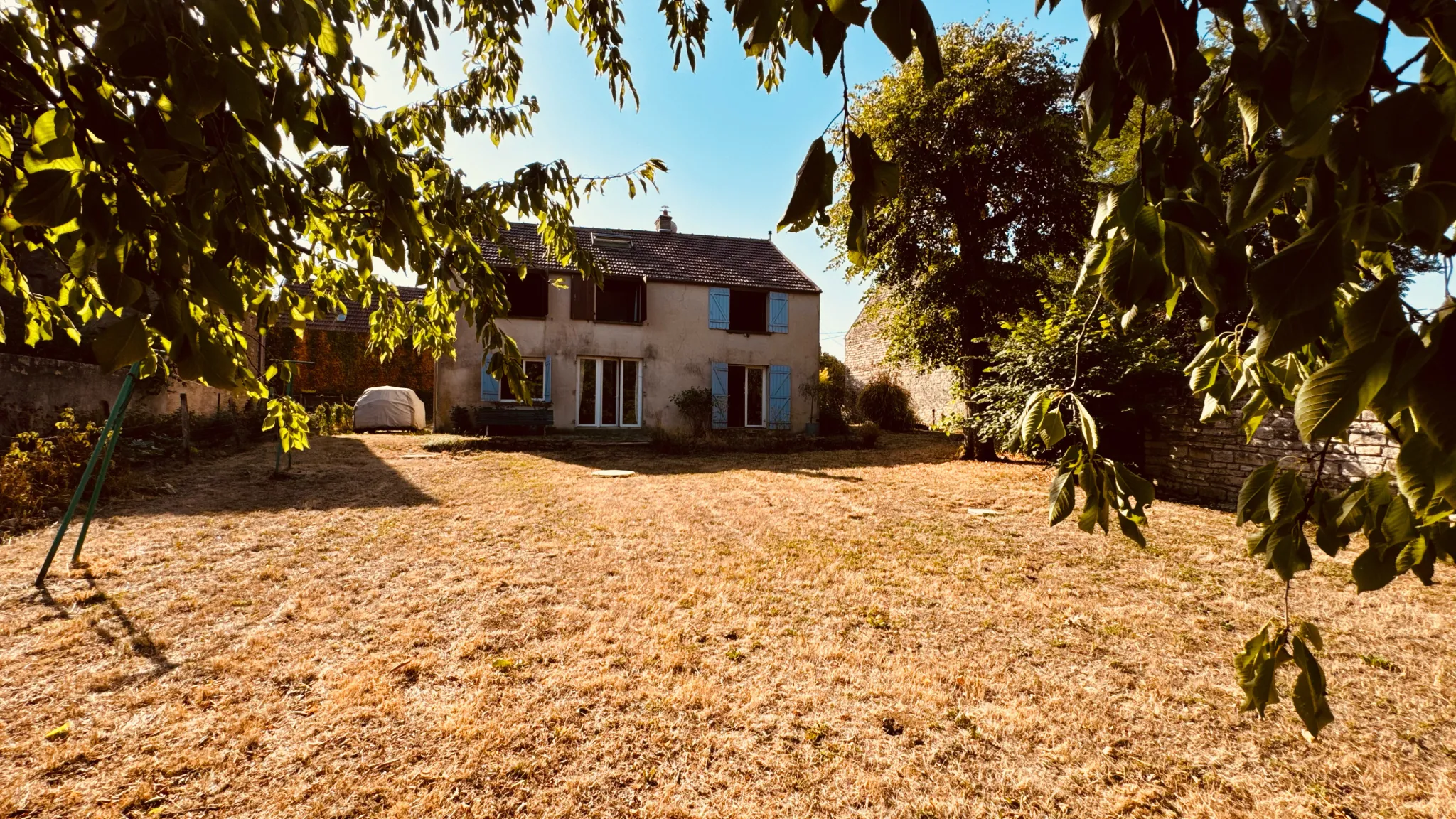 Maison de campagne à Arcy-sur-Cure avec jardin et authenticité bourguignonne