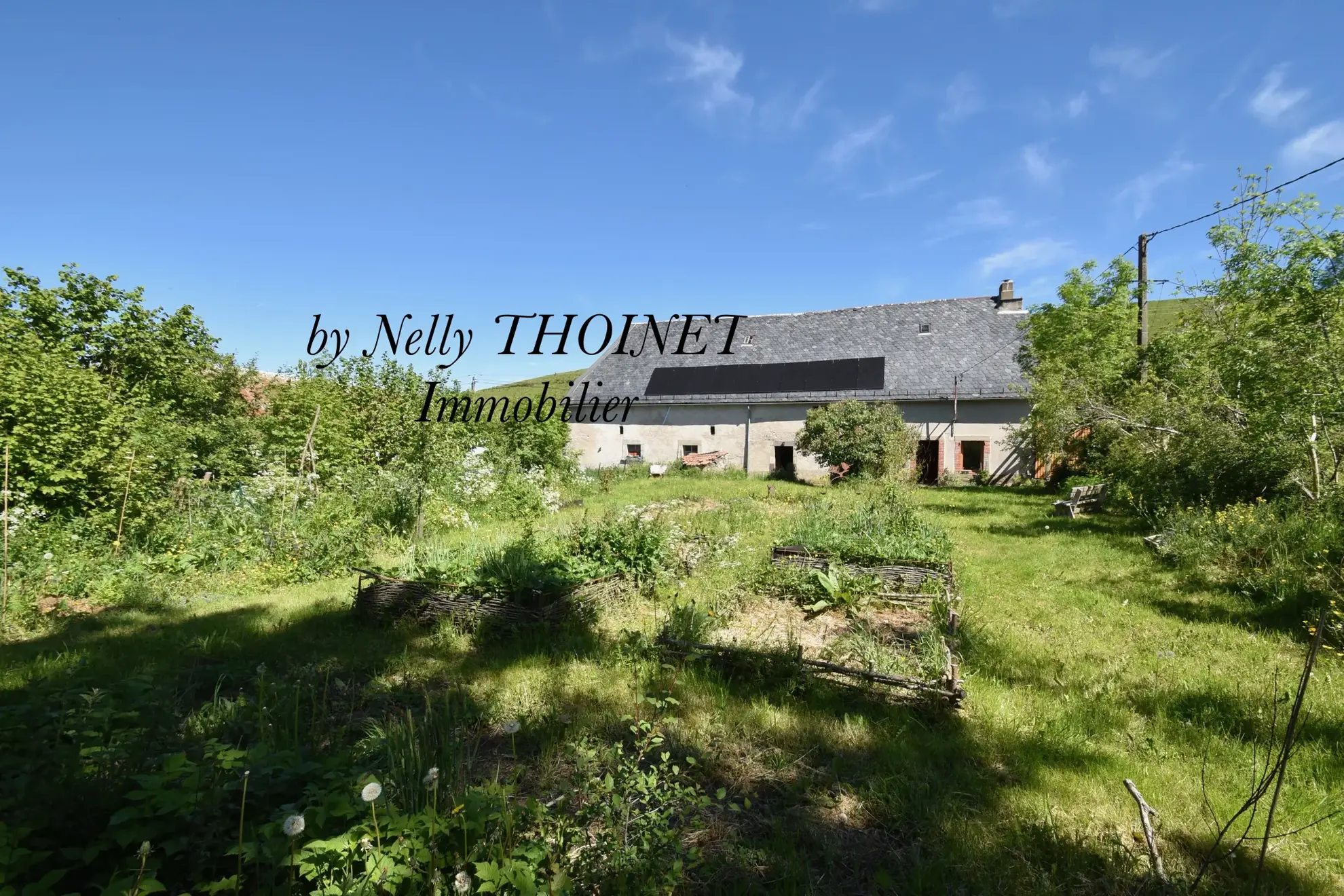 Ancien corps de ferme rénové à Montboudif avec grandes annexes et terrain de 2006 m²