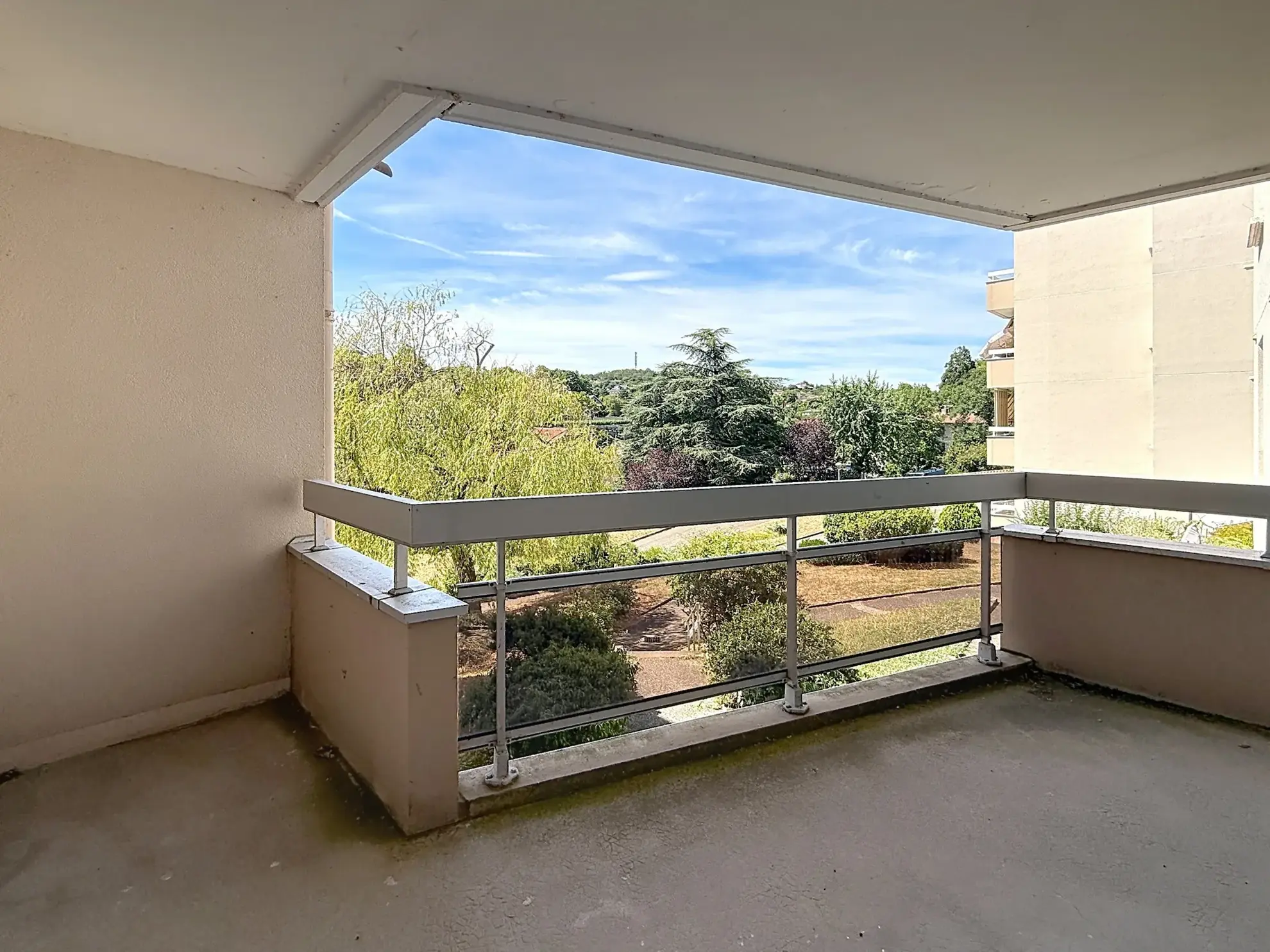 Appartement lumineux T2 de 50m2 à Saint-Genis-Laval avec balcon et parking privé