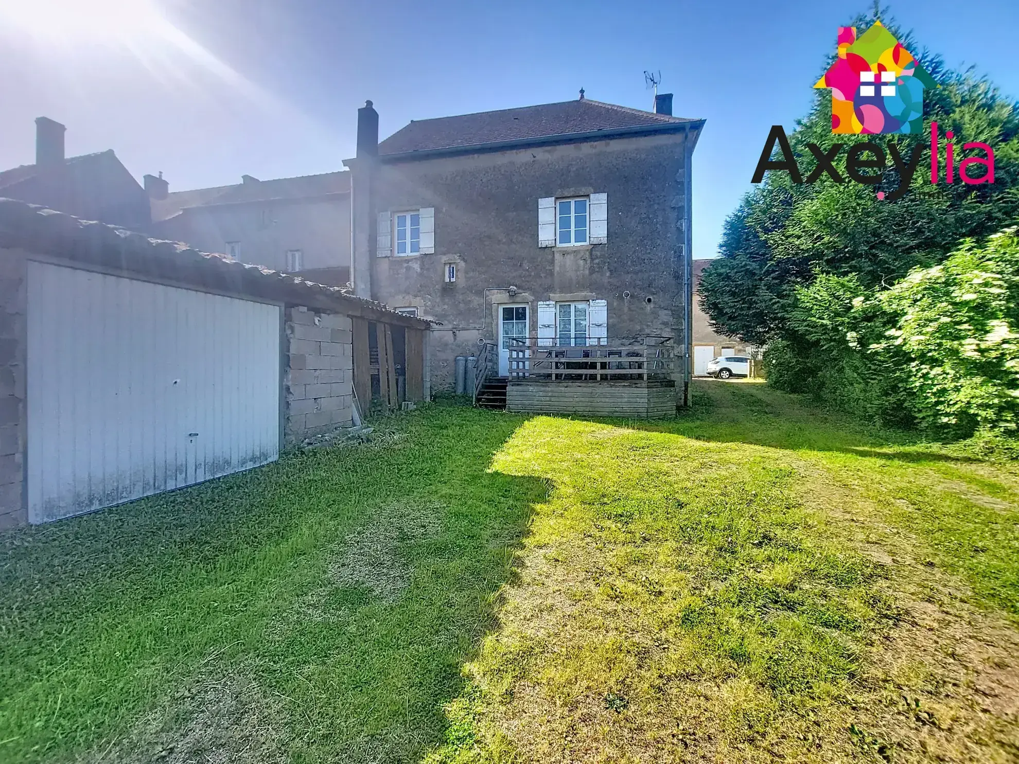 Maison de Bourg avec Terrain, Garage et 4 Chambres à Semur en Brionnais