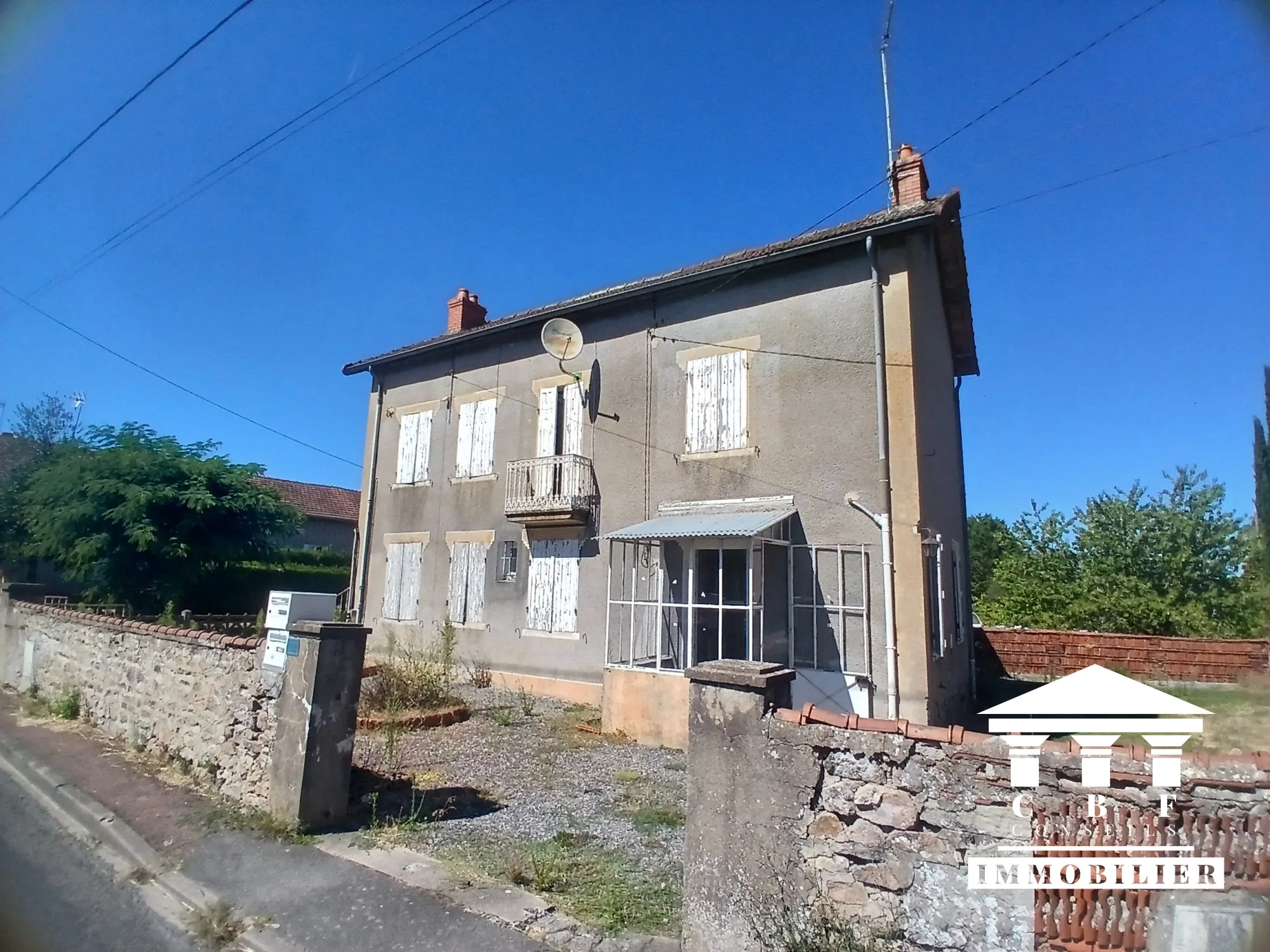 Investissement immobilier à Ecuisses – Immeuble avec 2 appartements et garages