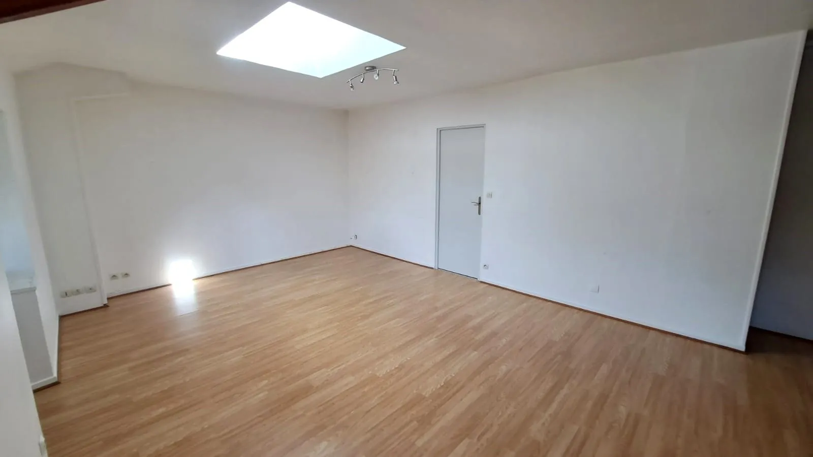 Appartement de 48 m² à Saint Chéron avec deux parkings, proche commerces et RER C