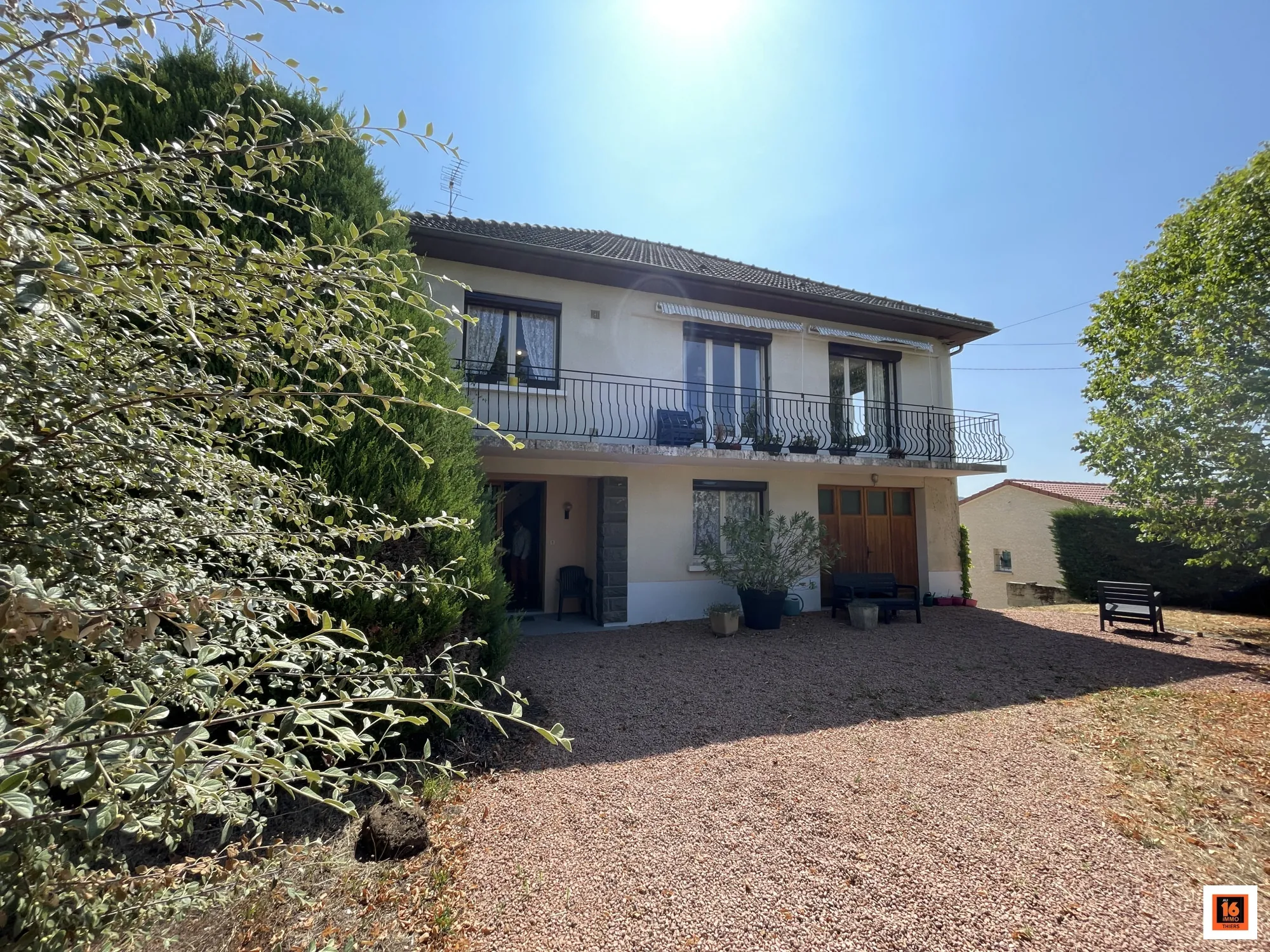 Maison traditionnelle à Thiers avec potentiel à rafraîchir, 4 chambres, garage et terrain clos