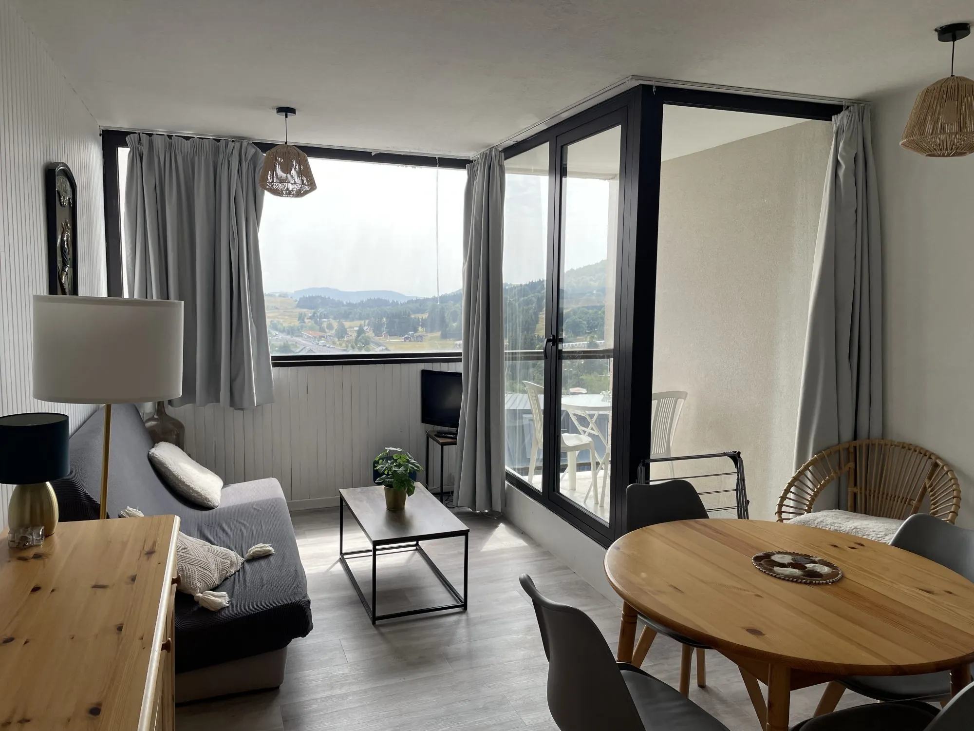 Appartement 2 pièces avec loggia et vue sur le lac à Super-Besse