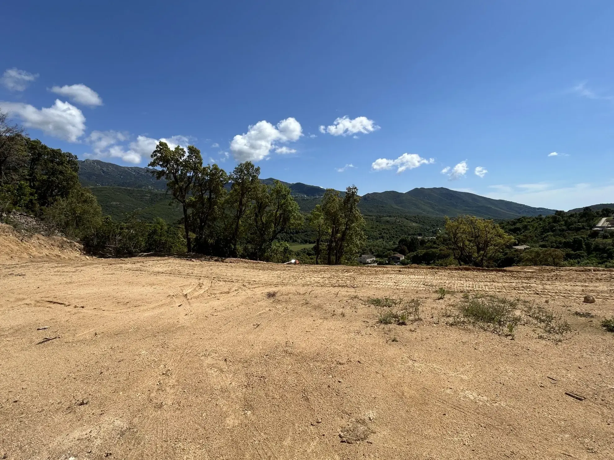 Terrain constructible de 900 m² à Tavaco avec permis pour maison T4