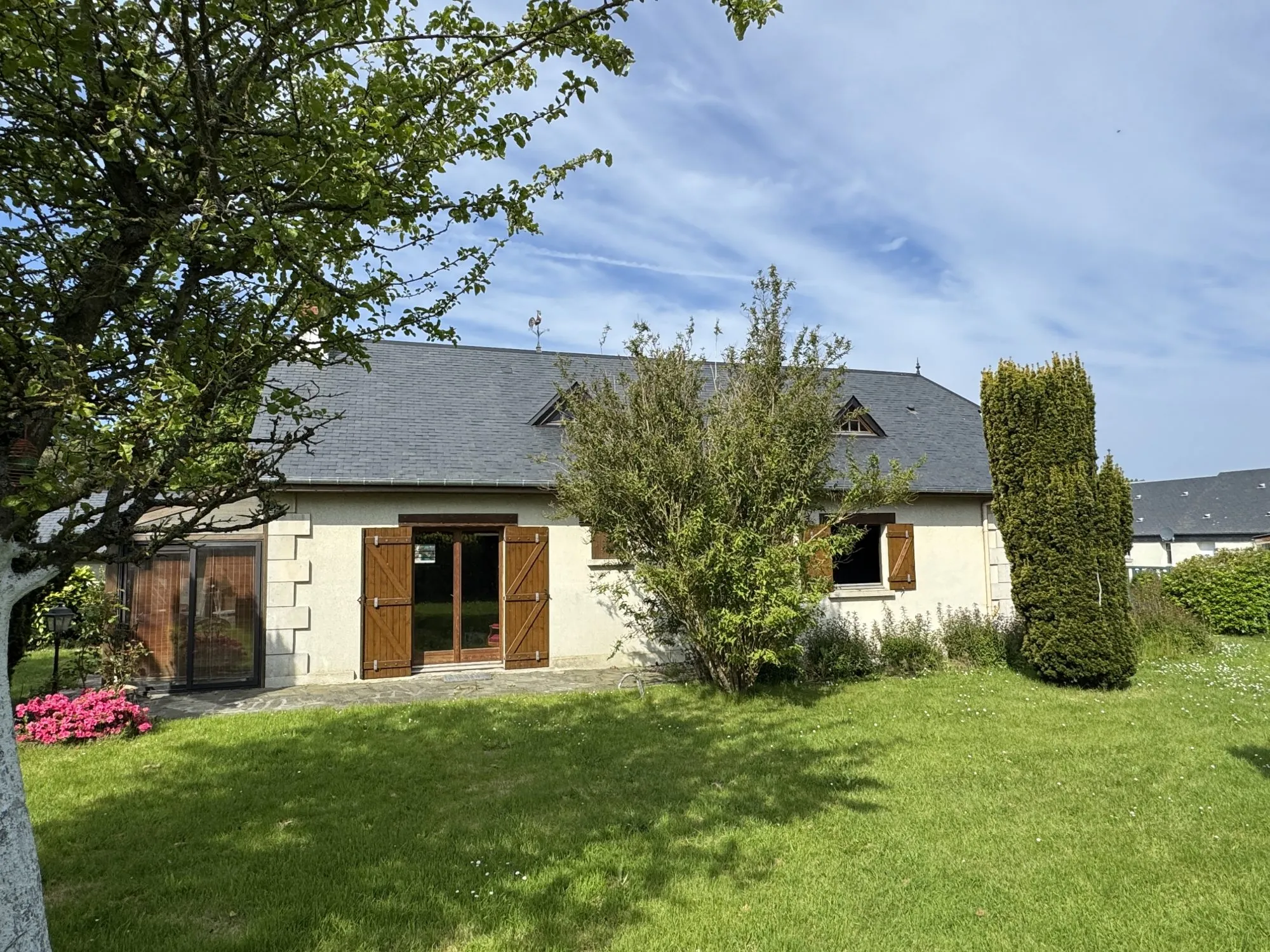 Maison à vendre à Saint-Pierre-en-Port avec gros potentiel et terrain arboré