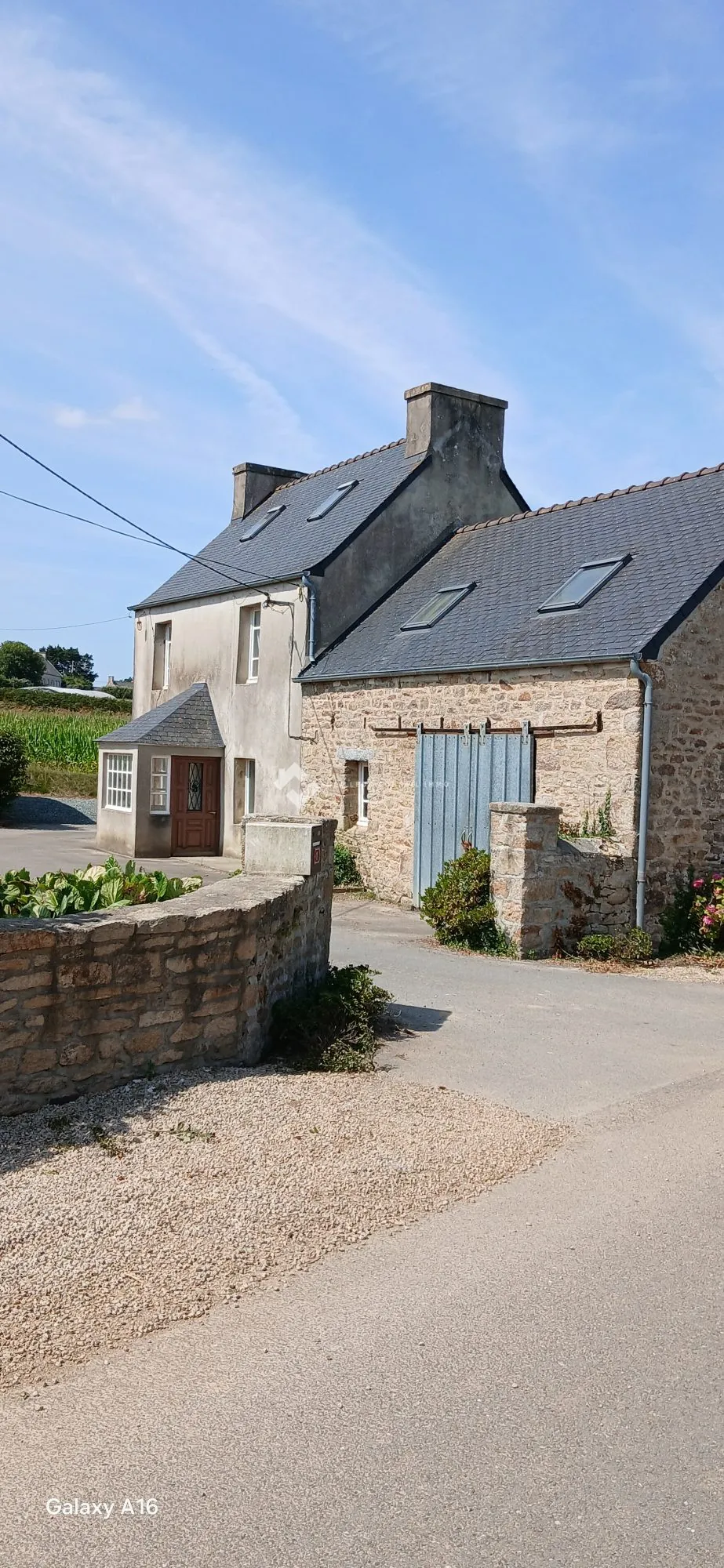 Corps de ferme en pierre à rénover avec dépendances et fort potentiel à Trézilidé