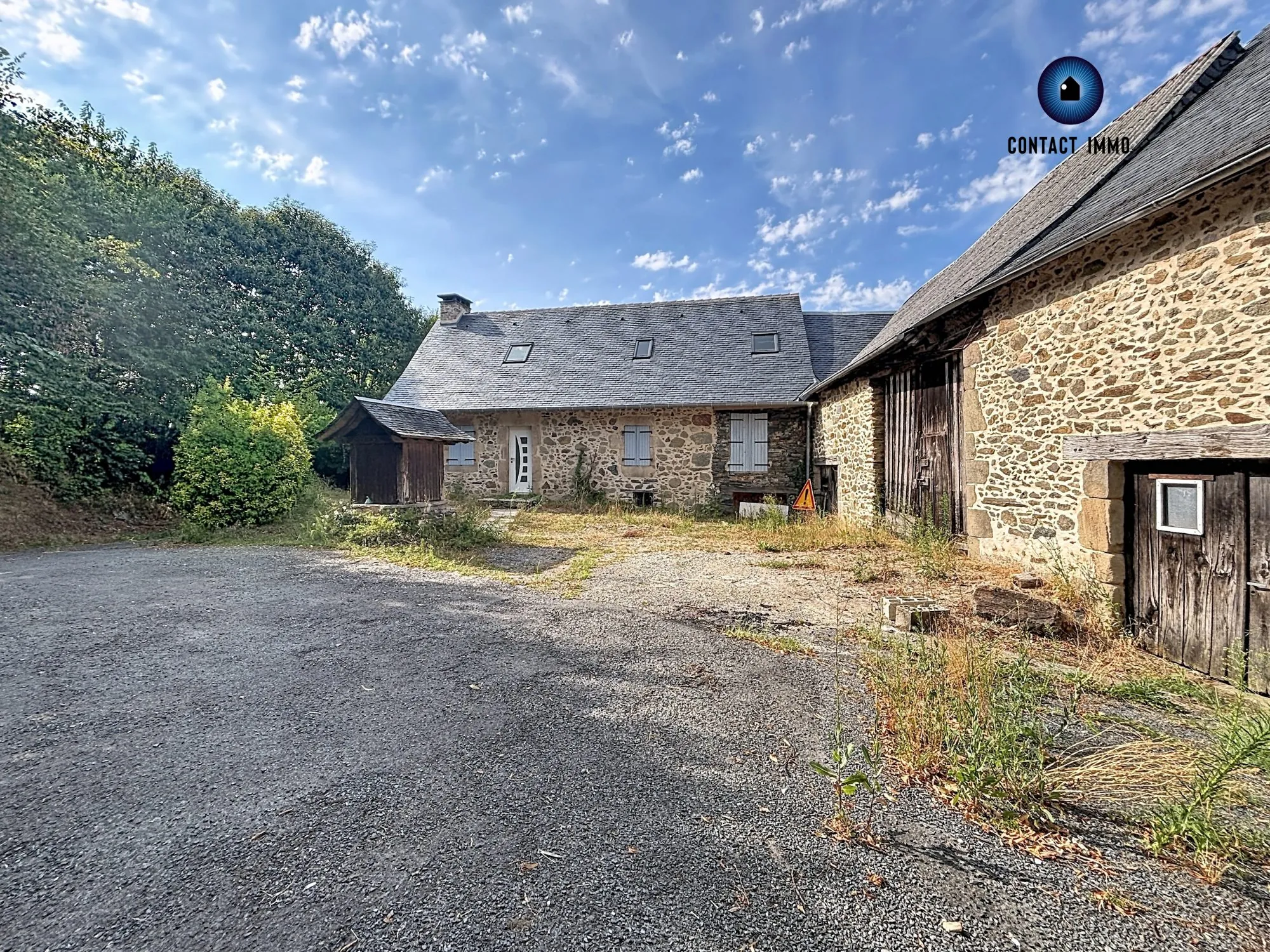 Grande propriété à rénover avec piscine, dépendances et grand terrain à Saint-Féréole