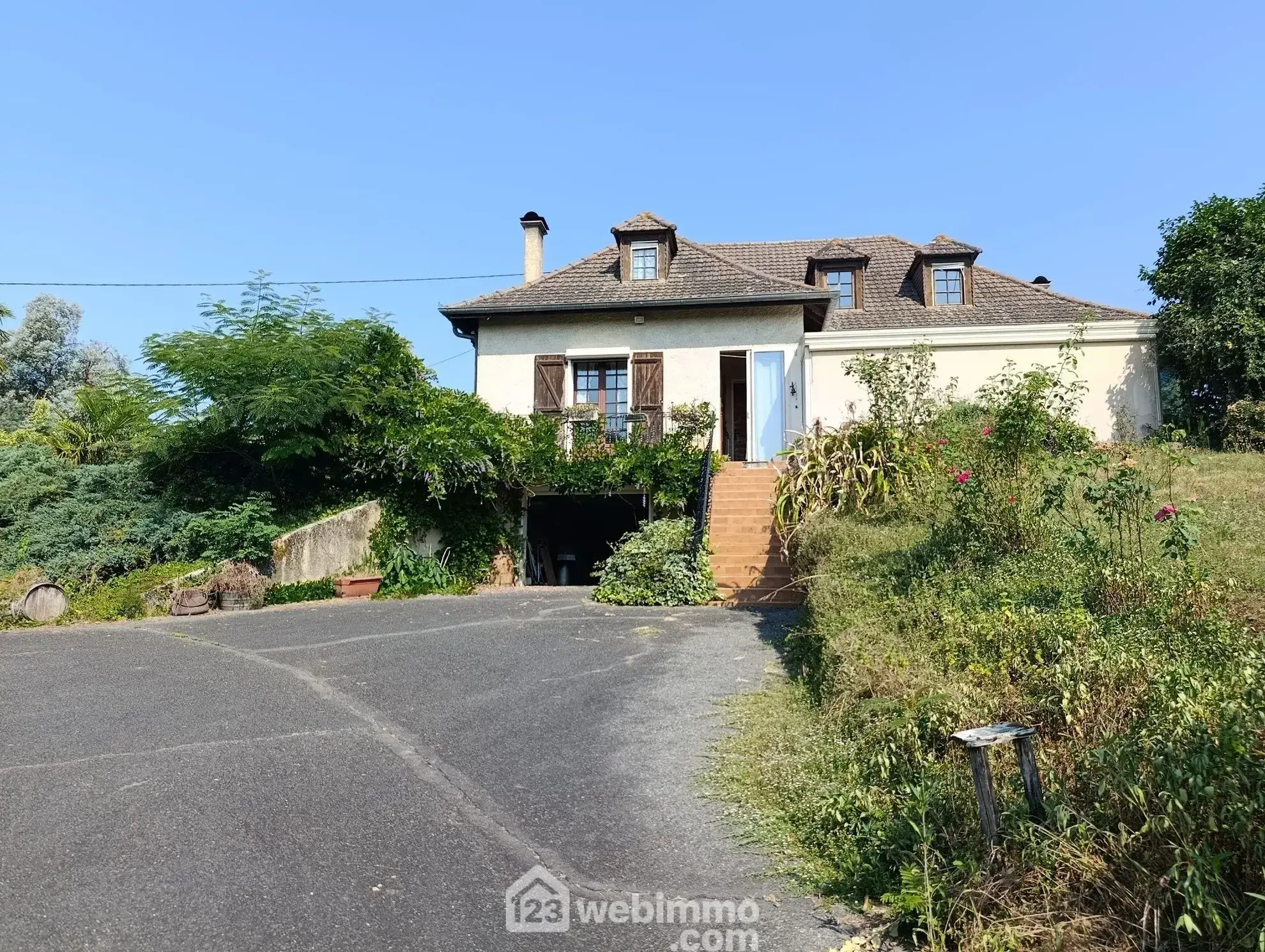 Maison de campagne de 187 m² à Lembeye avec grand terrain et hangar