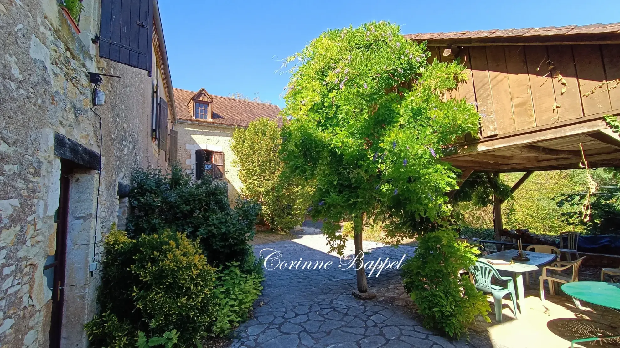 Ensemble immobilier atypique avec plusieurs logements à Cubjac