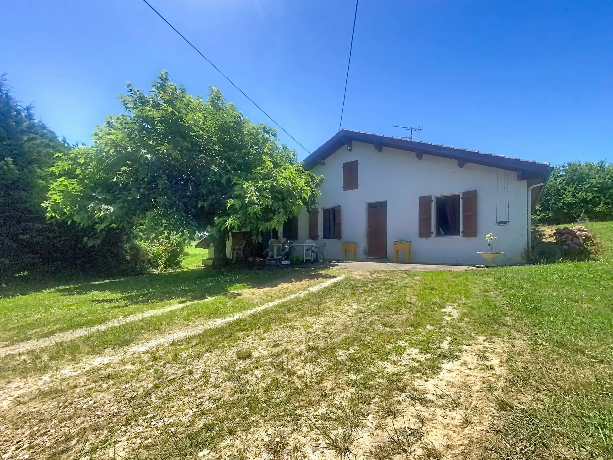 Maison de campagne à Lourquen avec 4 chambres à rénover dans un cadre paisible