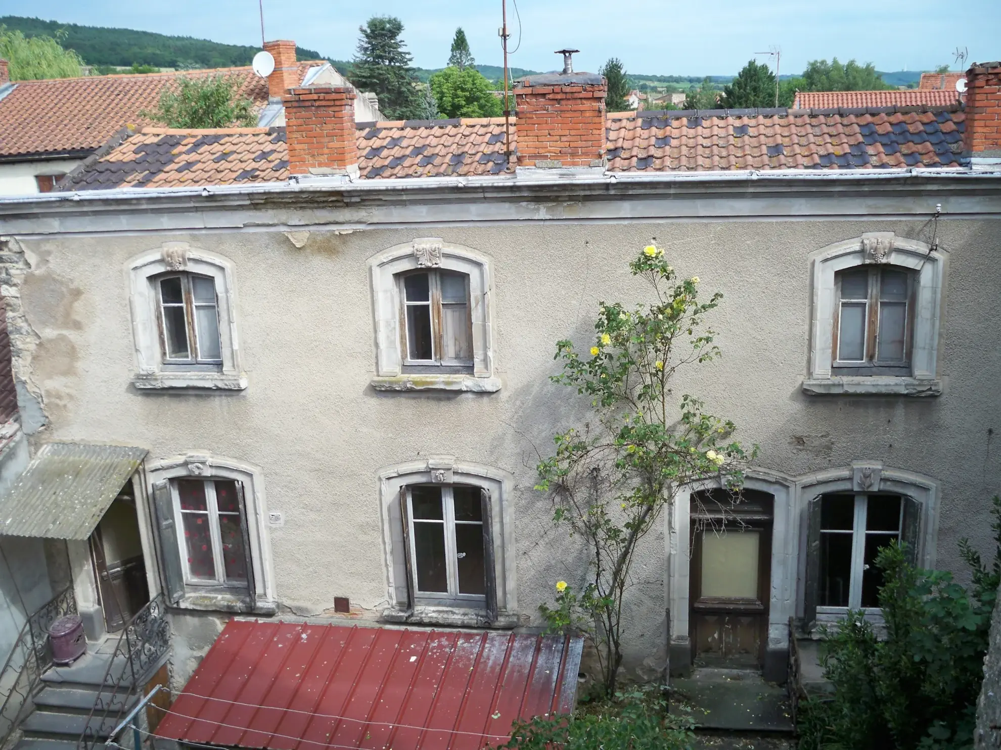 Immeuble à rénover de 140 m² à Combronde avec garage et jardin