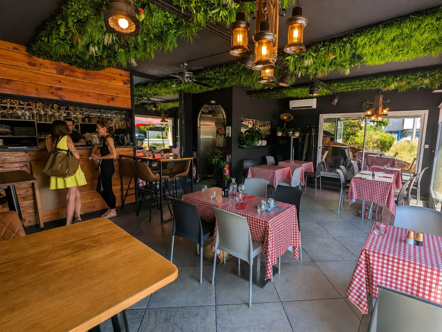 Fonds de commerce restaurant-brasserie familial au Crès avec forte clientèle et potentiel de croissance