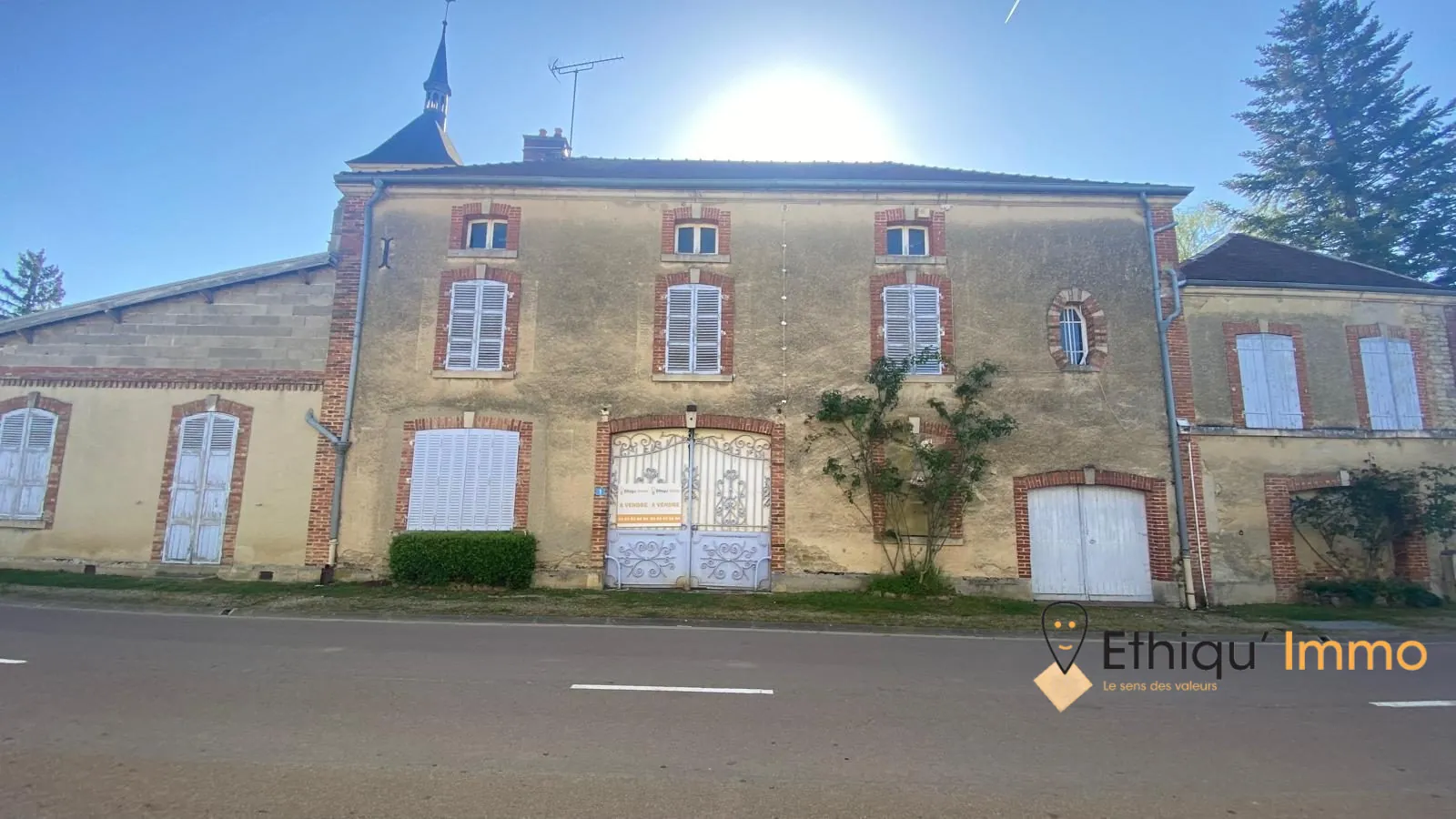 Facade  Villa de caractère de 201 m² avec dépendances et vue rivière à Soulaine-Dhuys