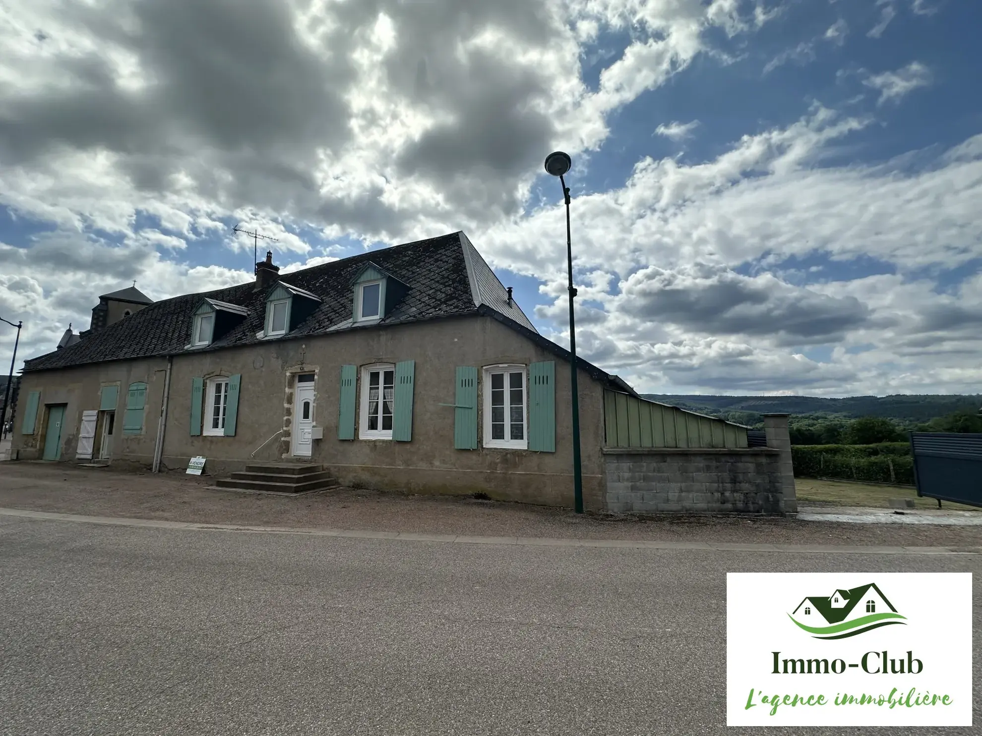 Maison de caractère en pierre avec jardin et vue sur le Haut Folin à Arleuf