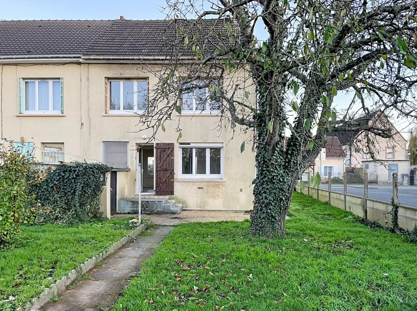Maison mitoyenne à La Loupe avec 3 chambres, jardin et garage