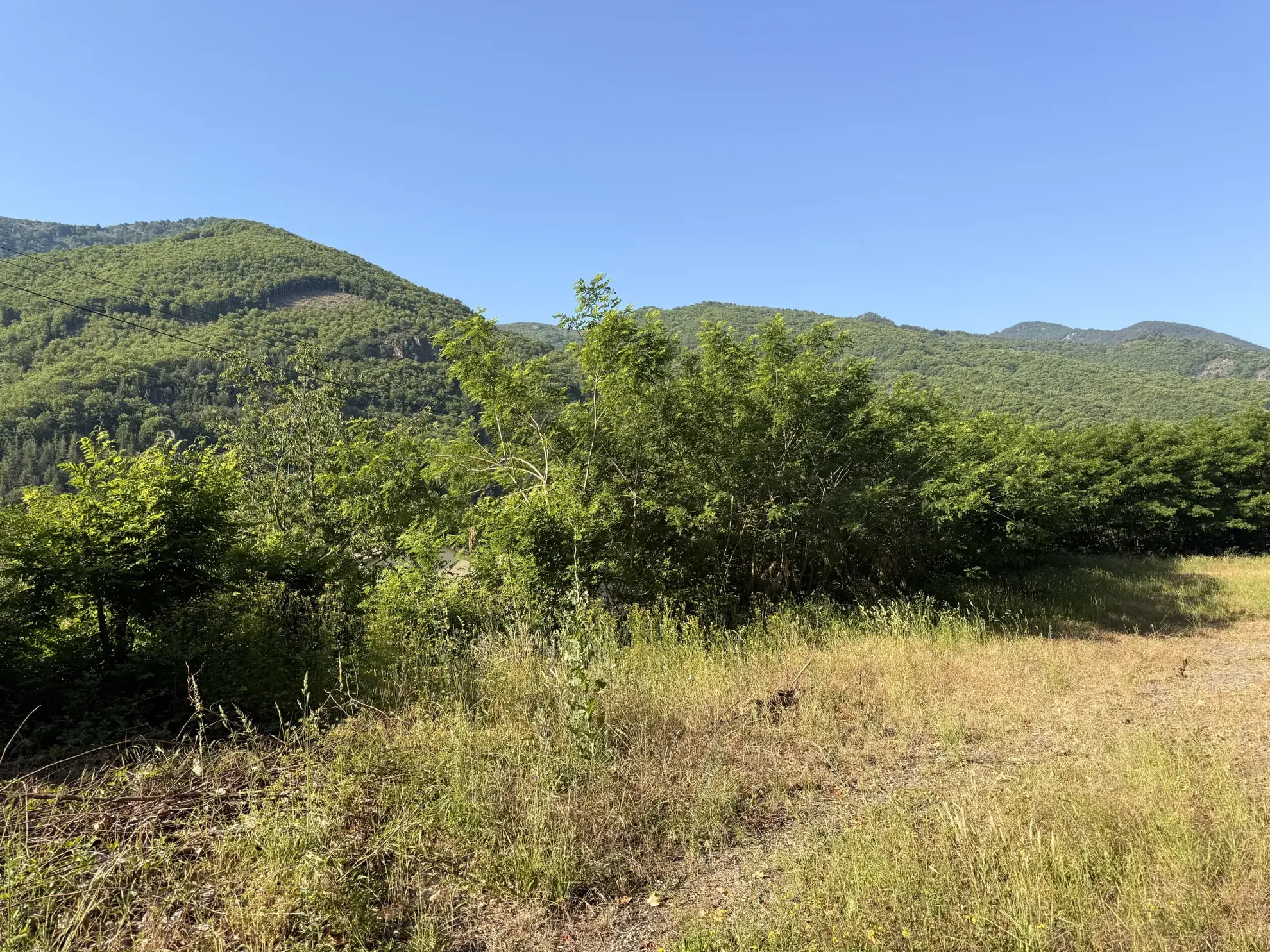 Terrain constructible à Thueyts en Ardèche avec permis de construire déposé