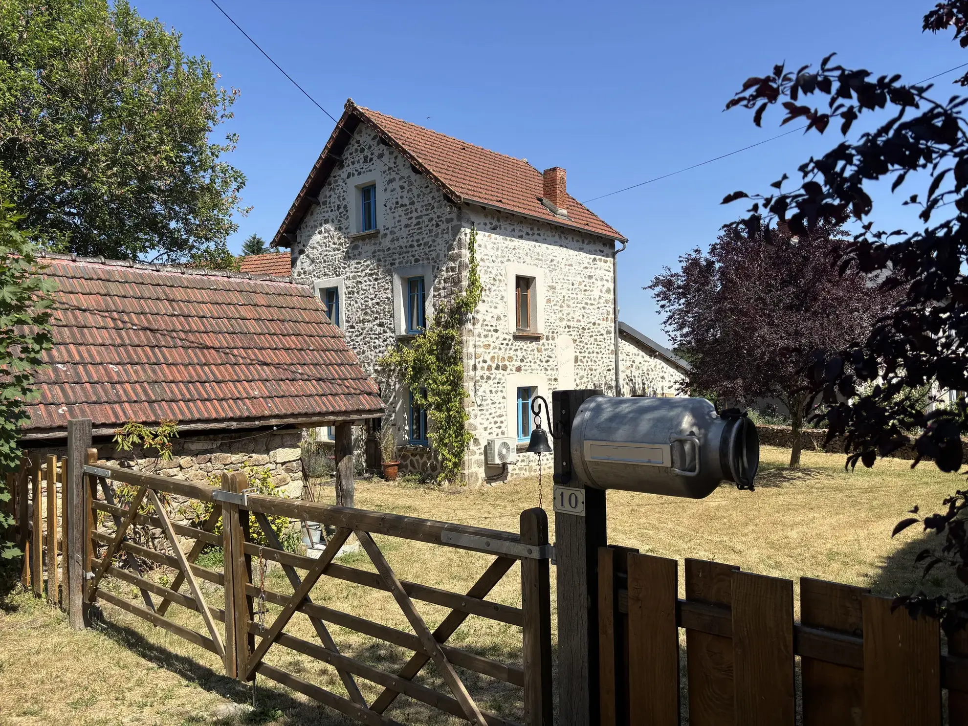 Maison en pierre spacieuse à La Cellette avec terrain de 6666 m²