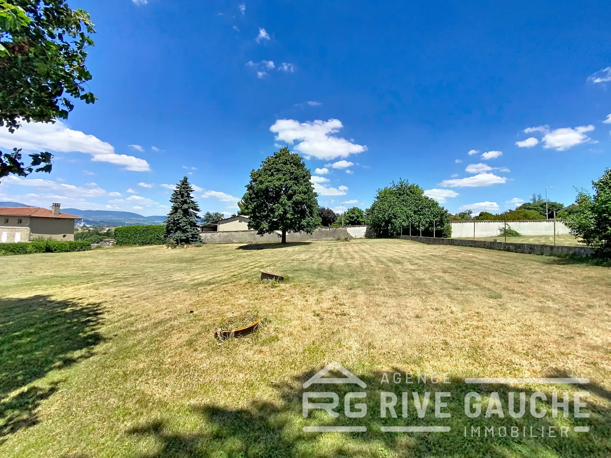 Terrain à bâtir de 1175 m² à Salaise-sur-Sanne avec vue dégagée