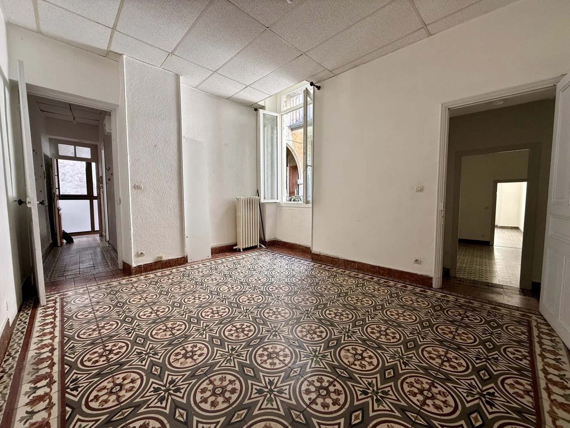 Grand appartement T4 avec studio à vendre à Nîmes, investissement idéal