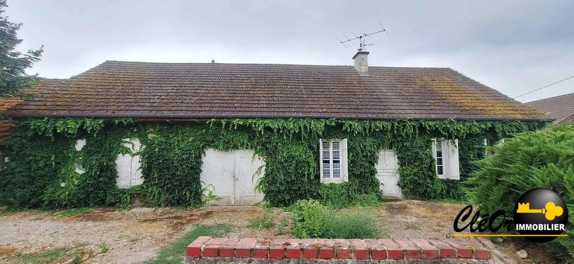 Maison ancienne à rénover avec dépendances et grand terrain à Franxault